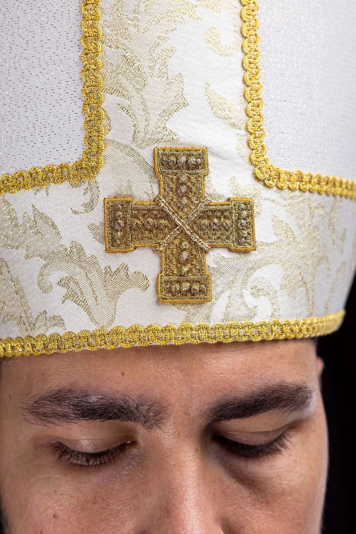 Mitra haftowana z krzyżem ozdobiona tkaniną żakardową ecru - SZATYLITURGICZNE.PL