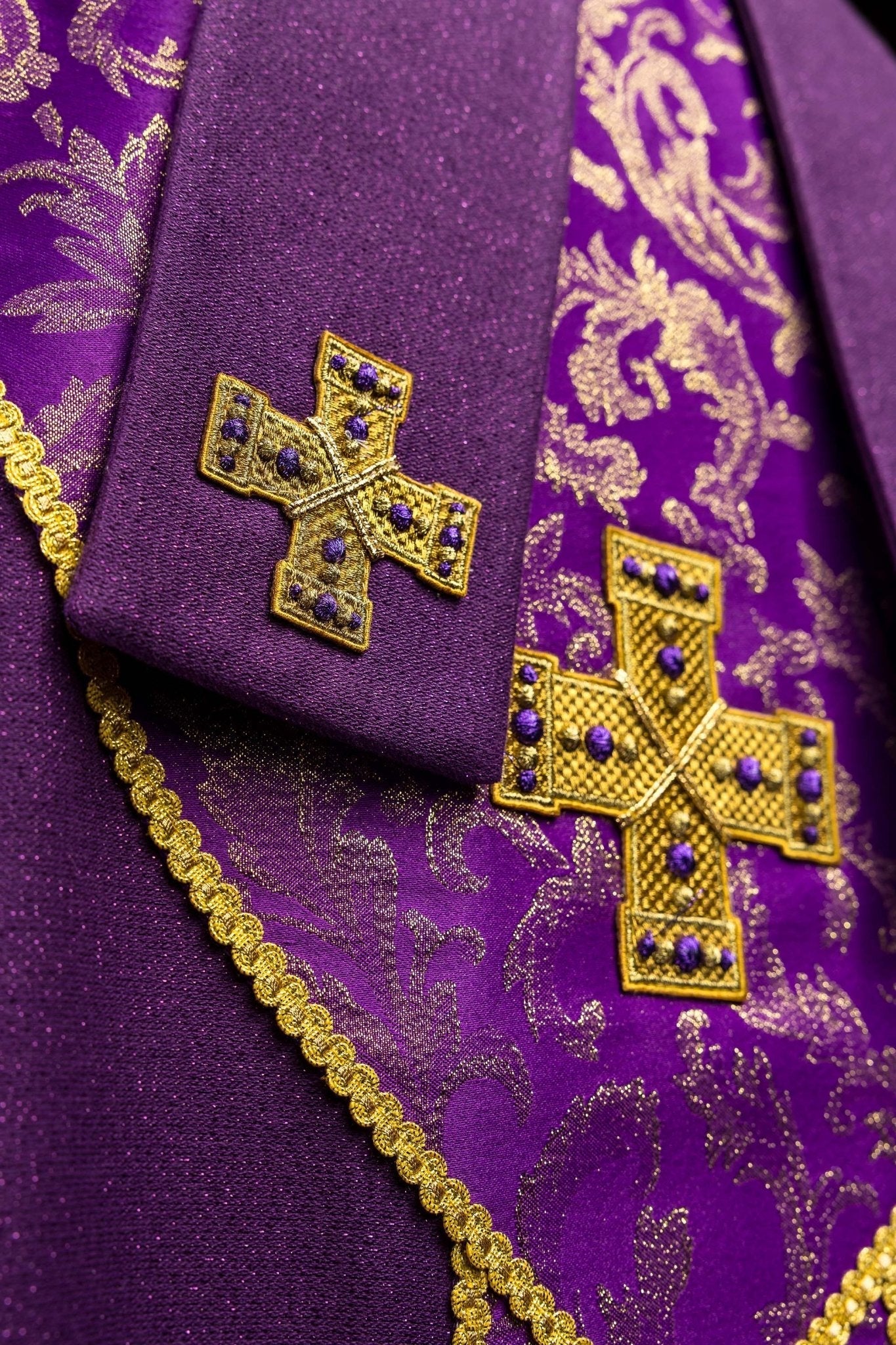 Mitra haftowana z krzyżem ozdobiona tkaniną żakardową fioletowa - SZATYLITURGICZNE.PL