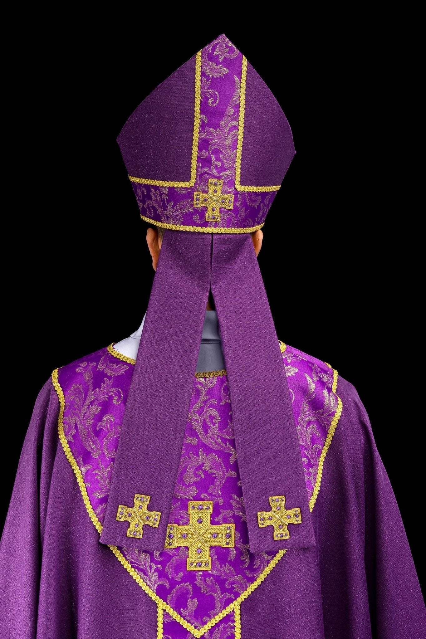 Mitra haftowana z krzyżem ozdobiona tkaniną żakardową fioletowa - SZATYLITURGICZNE.PL
