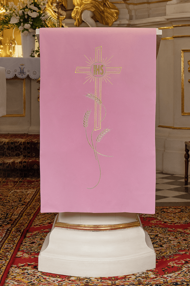 Obrus na Lektorium Różowy Haft Krzyża IHS - Polski Produkt - SZATYLITURGICZNE.PL