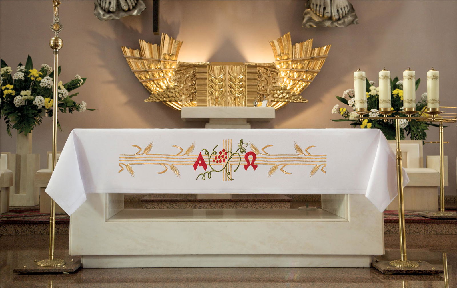 Obrus ołtarzowy z czerwono - złotym haftem czołowym Alfa i Omega - SZATYLITURGICZNE.PL