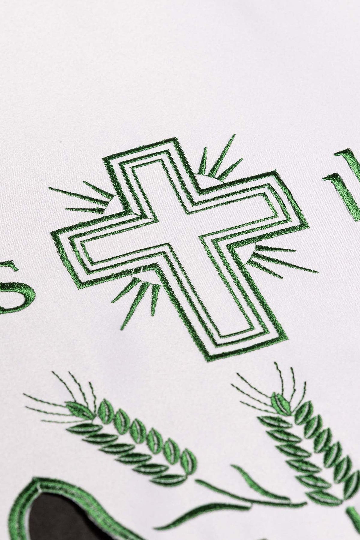 Obrus ołtarzowy z haftem w krzyże zielone wykończenie - SZATYLITURGICZNE.PL