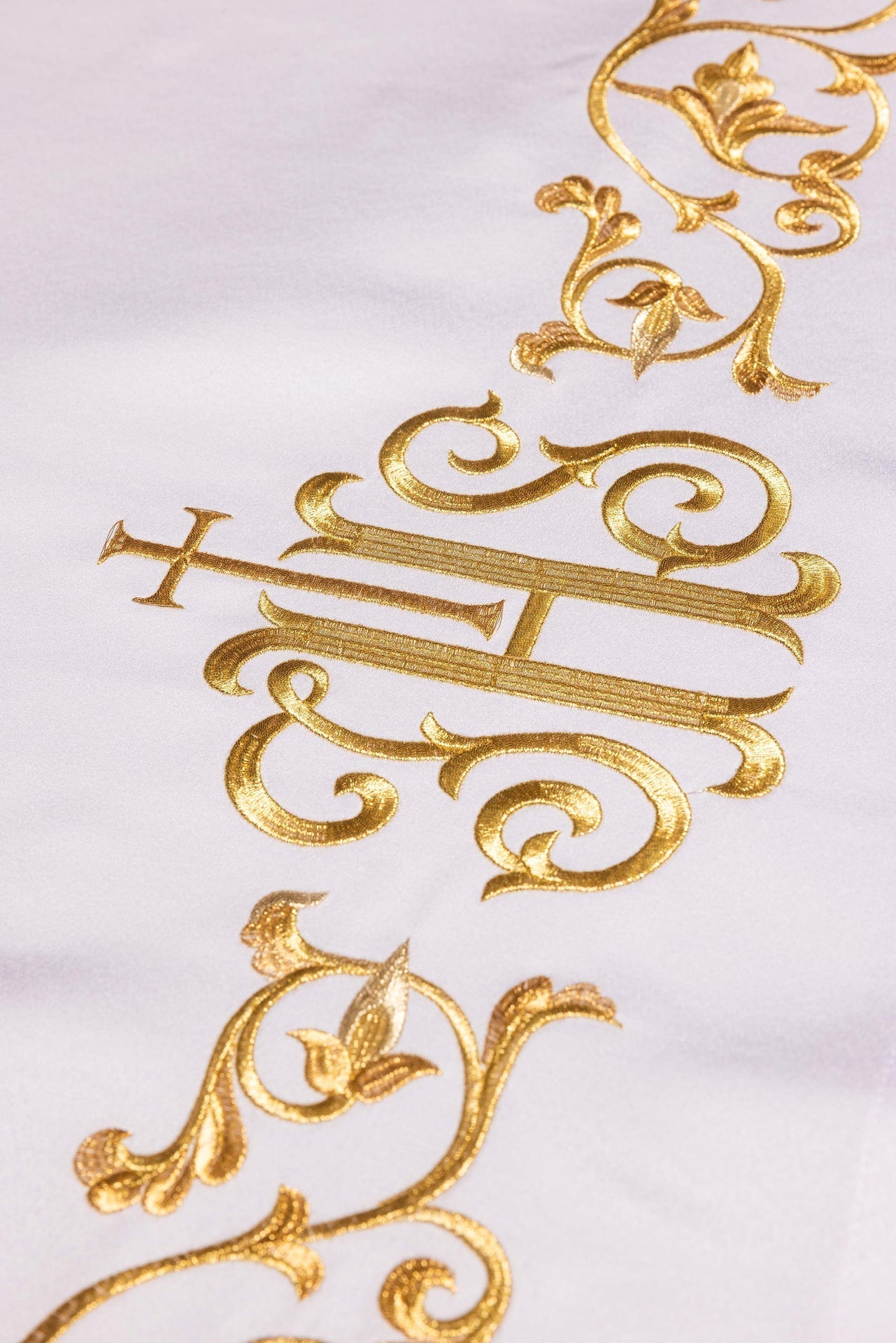Obrus ołtarzowy z haftowanym symbolem IHS - SZATYLITURGICZNE.PL