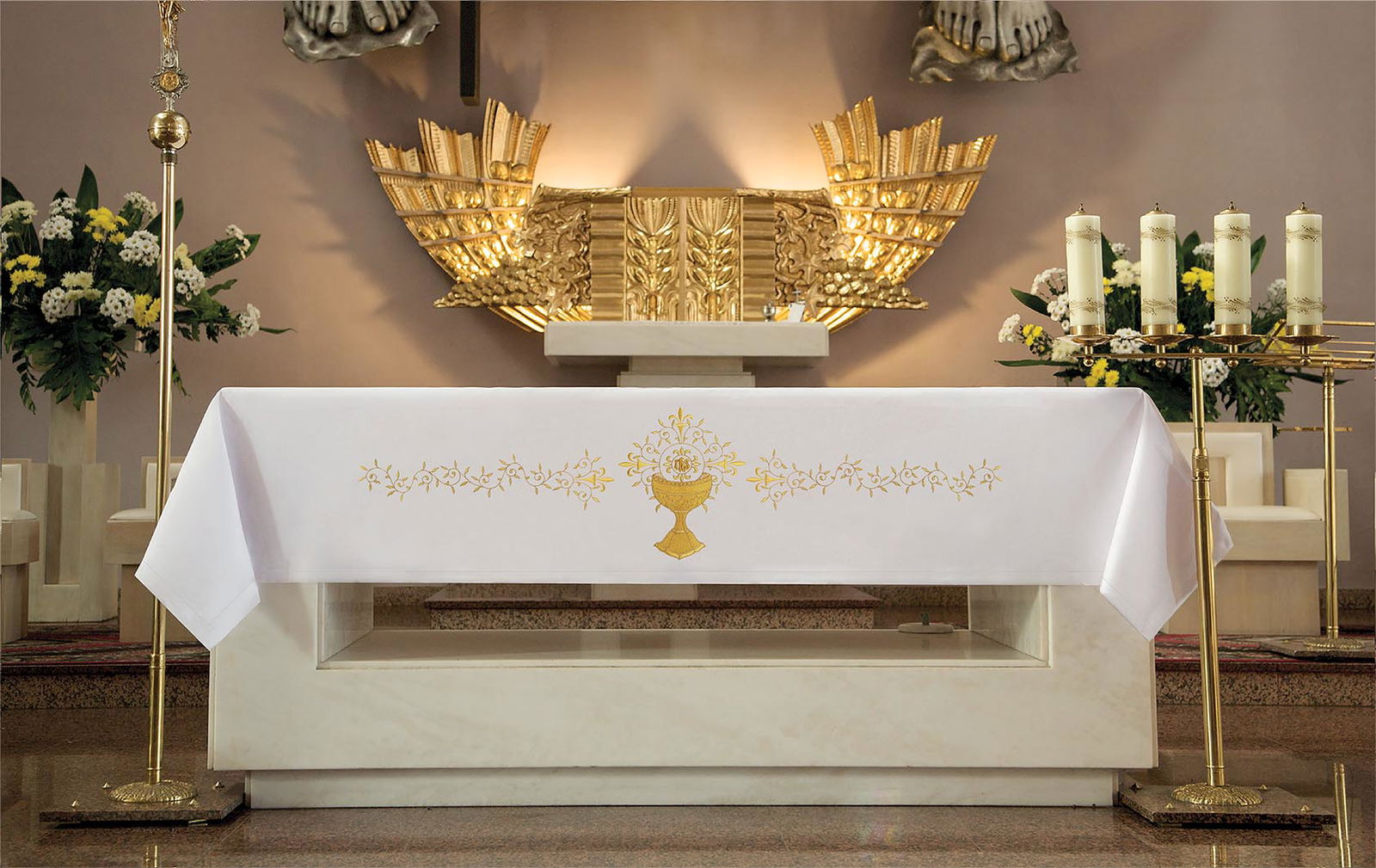 Obrus ołtarzowy z złotym haftem czołowym o wzorze kielicha z hostią - SZATYLITURGICZNE.PL