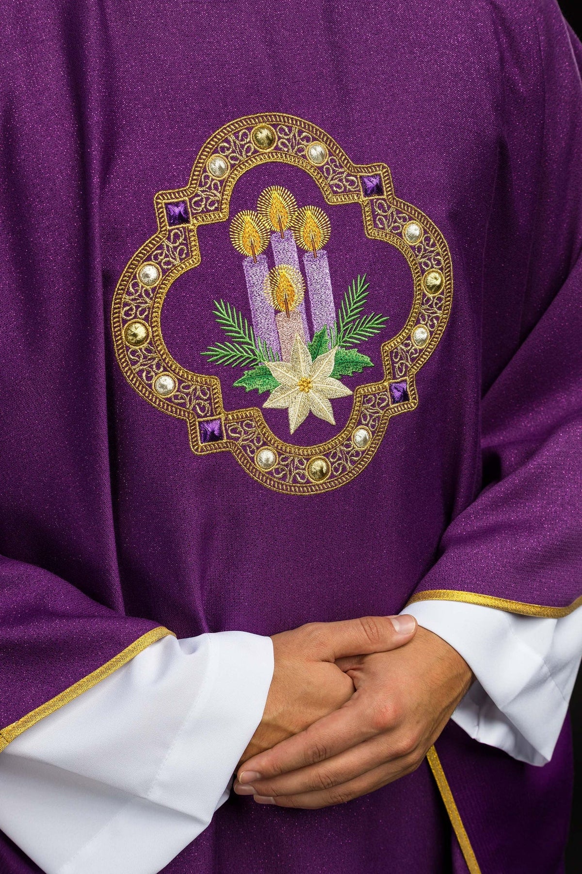 Ornat Adwentowy Fioletowy Haftowany na Błyszczącej Tkaninie - SZATYLITURGICZNE.PL