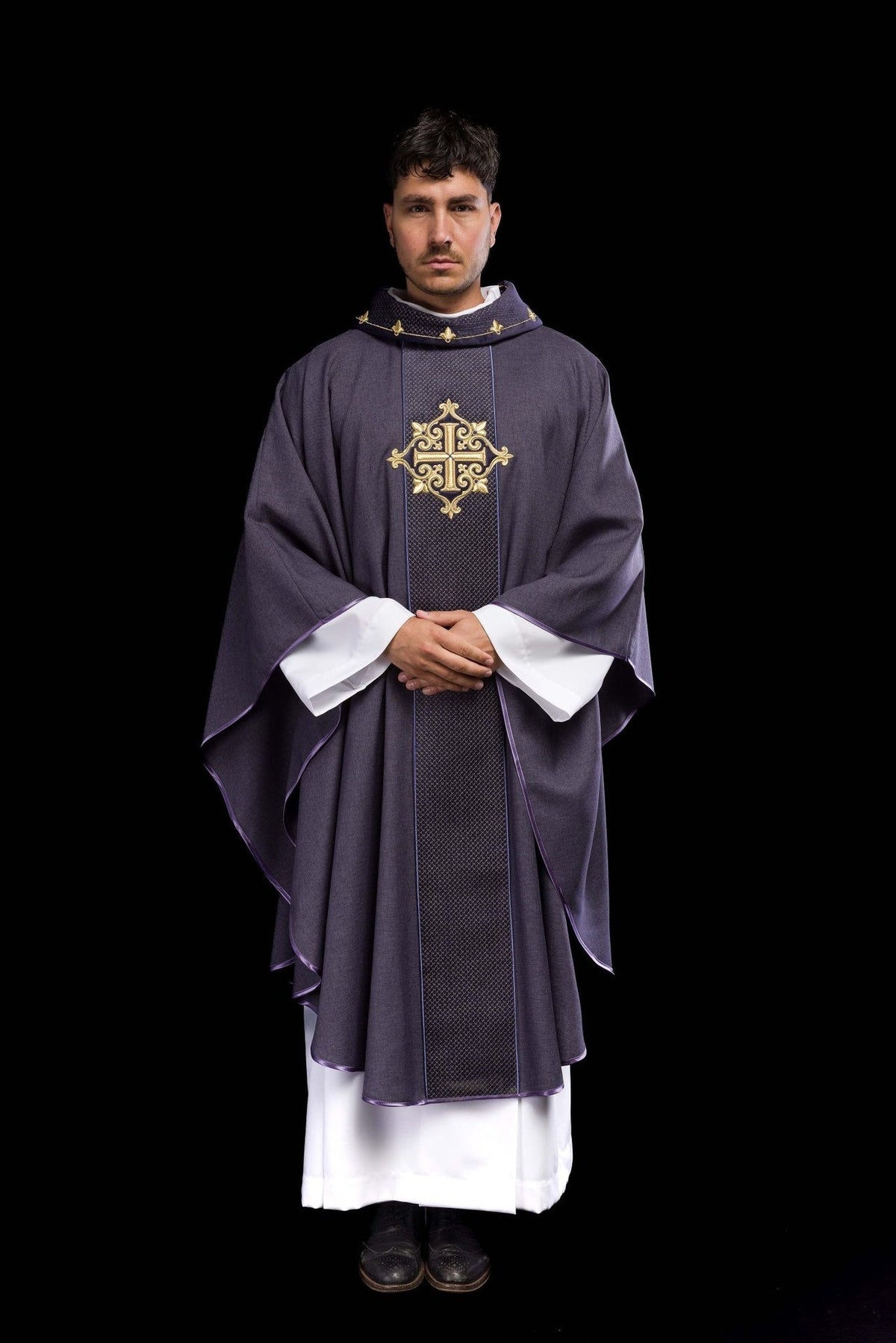 Ornat Aksamitny Haft Krzyż Fioletowy - Szaty Liturgiczne Premium - SZATYLITURGICZNE.PL