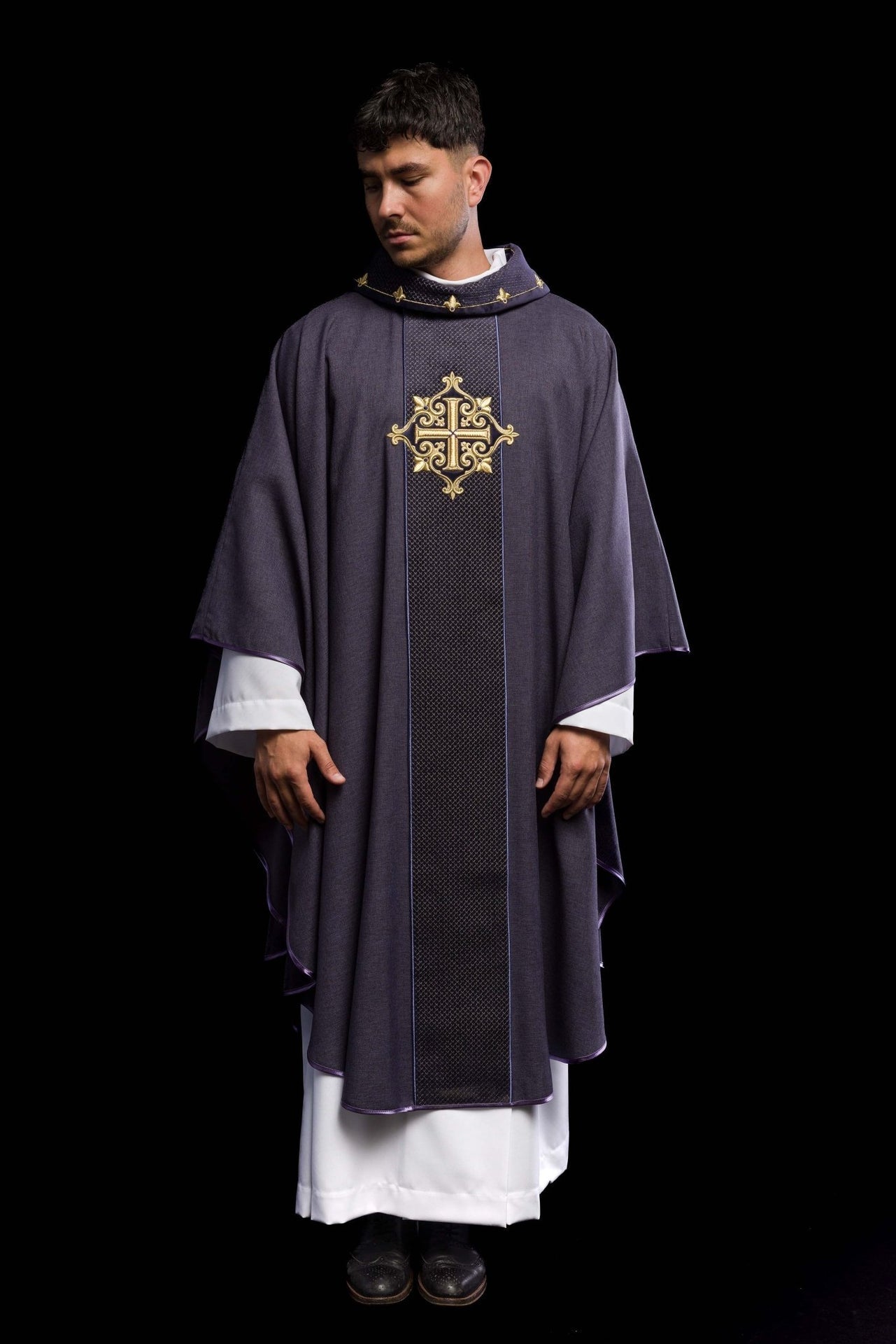 Ornat Aksamitny Haft Krzyż Fioletowy - Szaty Liturgiczne Premium - SZATYLITURGICZNE.PL