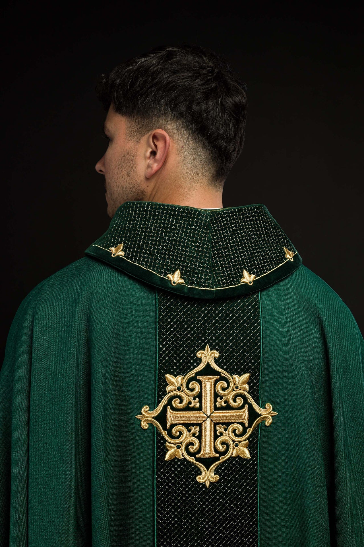 Ornat Aksamitny Haft Krzyż Zielony - Szaty Liturgiczne - SZATYLITURGICZNE.PL