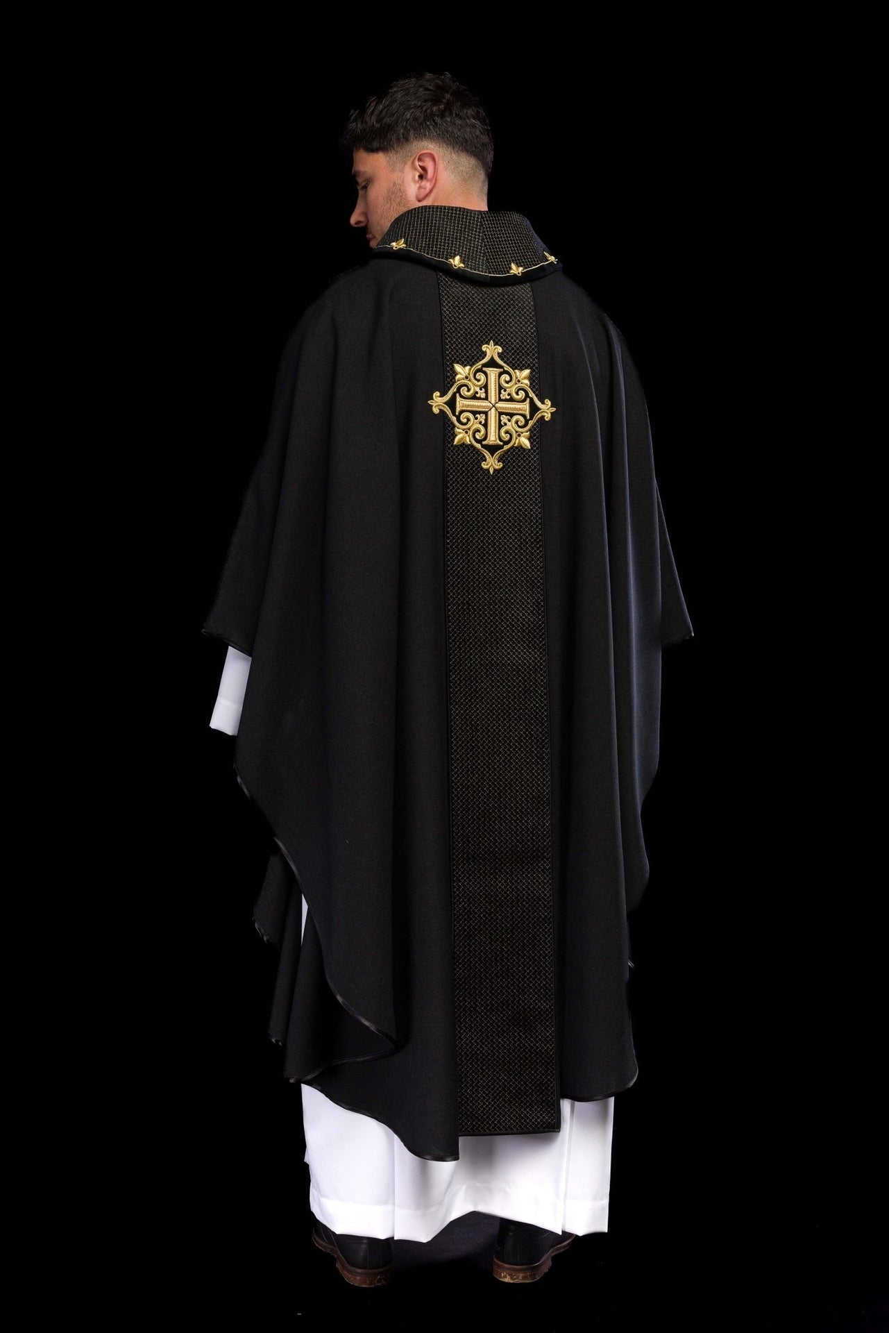 Ornat Aksamitny Haftowany Krzyż Czarny - Szaty Liturgiczne Premium - SZATYLITURGICZNE.PL