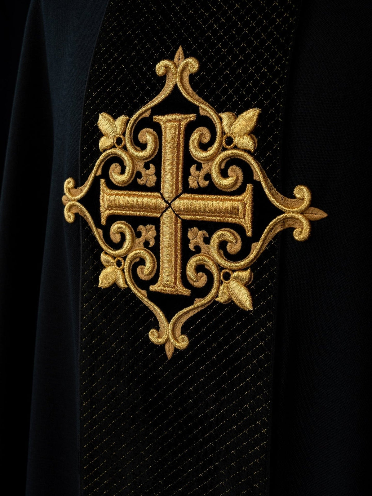 Ornat Aksamitny Haftowany Krzyż Czarny - Szaty Liturgiczne Premium - SZATYLITURGICZNE.PL