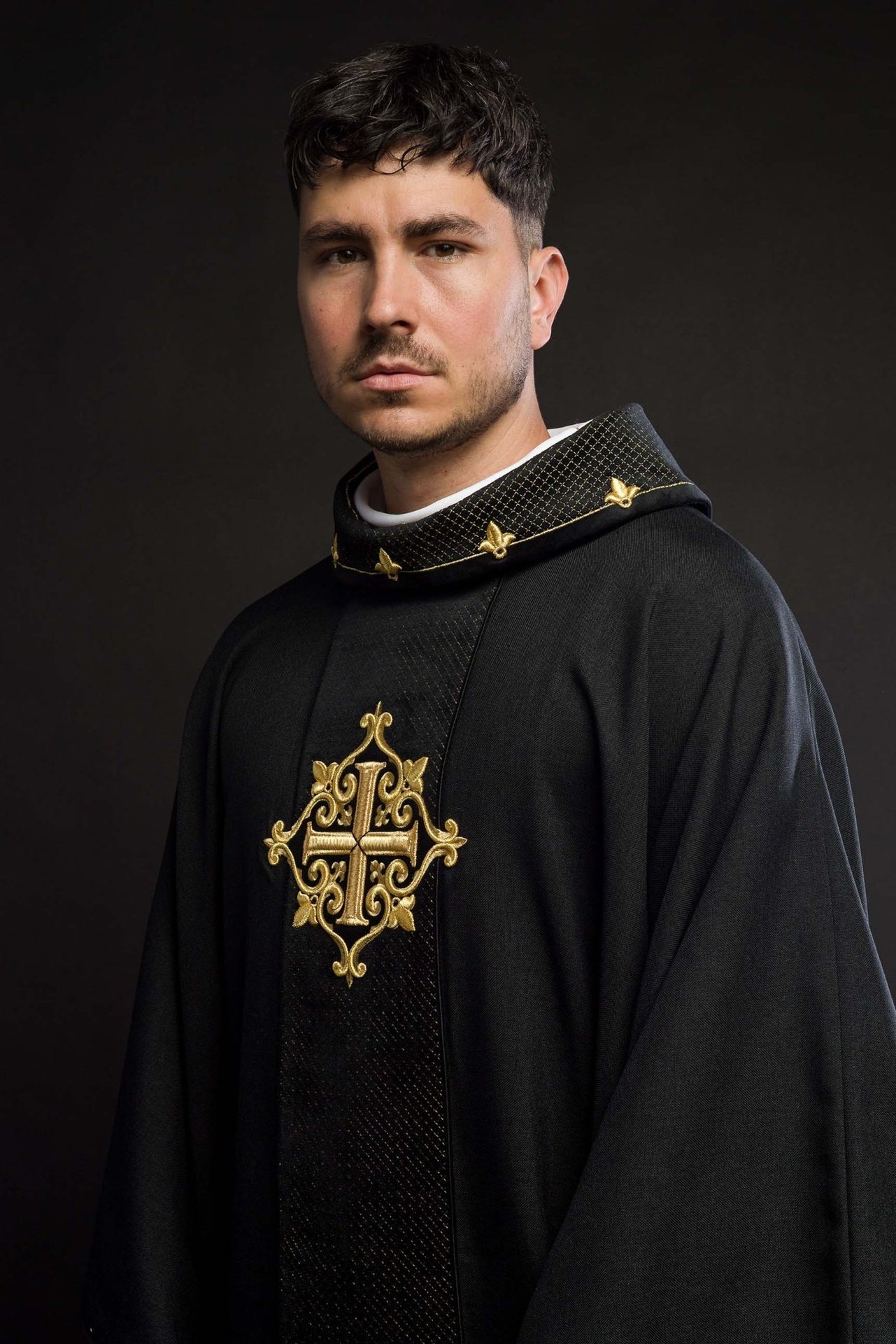 Ornat Aksamitny Haftowany Krzyż Czarny - Szaty Liturgiczne Premium - SZATYLITURGICZNE.PL