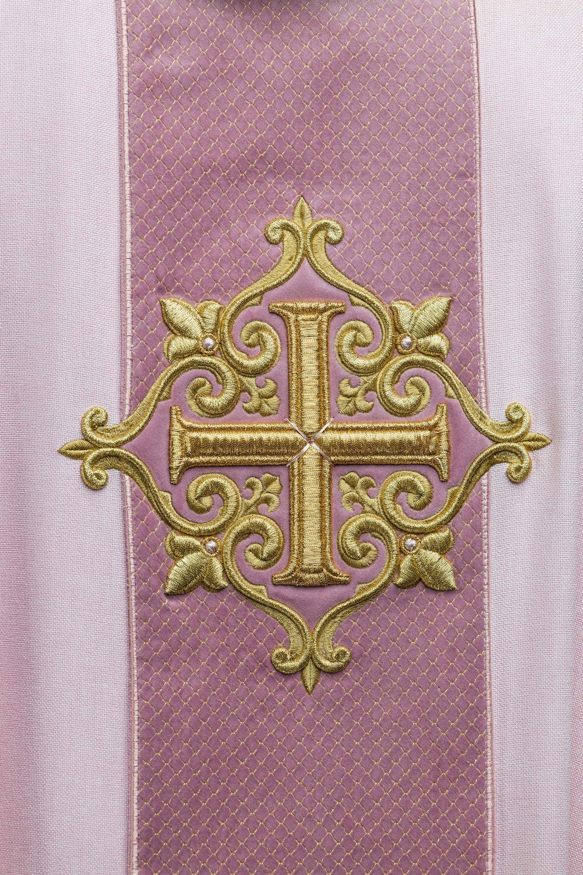 Ornat Aksamitny Krzyż Różowy Haftowany - Szaty Liturgiczne Premium - SZATYLITURGICZNE.PL