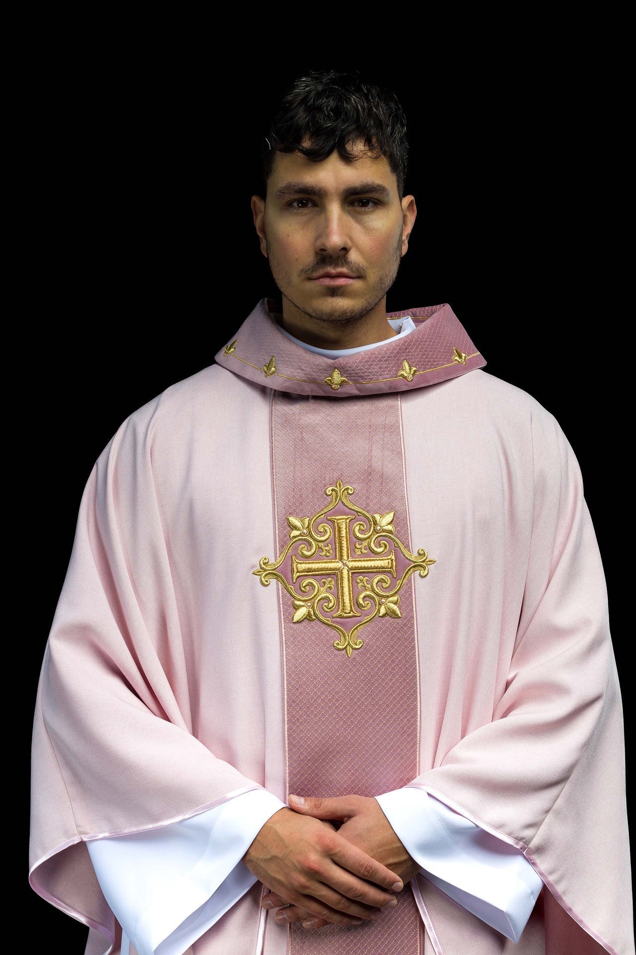 Ornat Aksamitny Krzyż Różowy Haftowany - Szaty Liturgiczne Premium - SZATYLITURGICZNE.PL