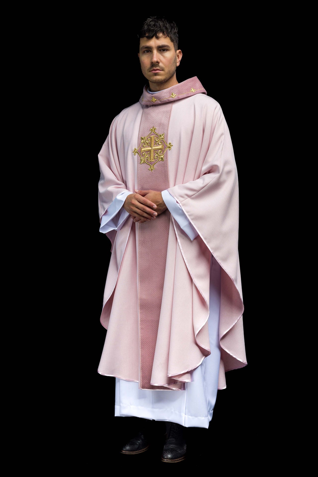 Ornat Aksamitny Krzyż Różowy Haftowany - Szaty Liturgiczne Premium - SZATYLITURGICZNE.PL