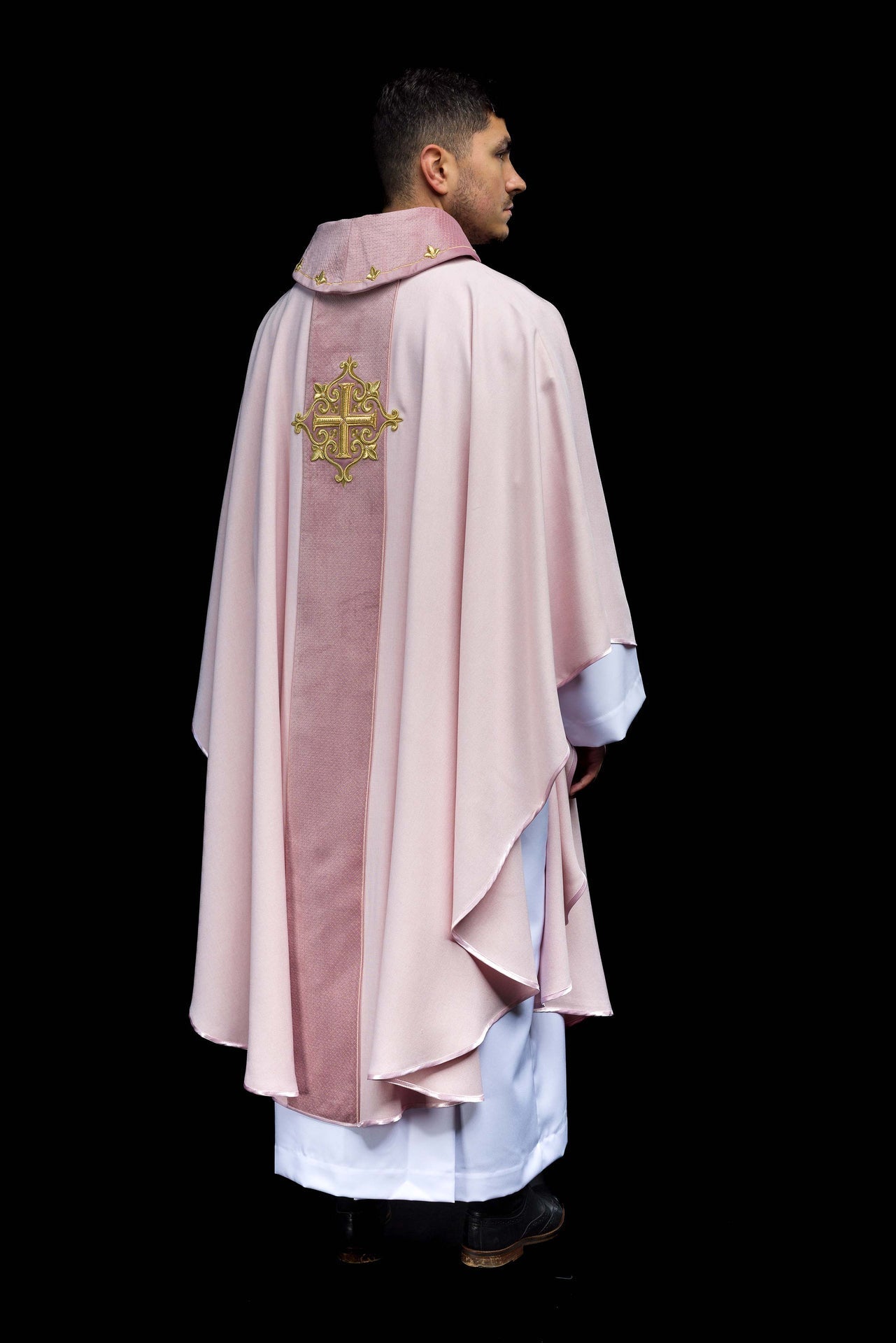 Ornat Aksamitny Krzyż Różowy Haftowany - Szaty Liturgiczne Premium - SZATYLITURGICZNE.PL
