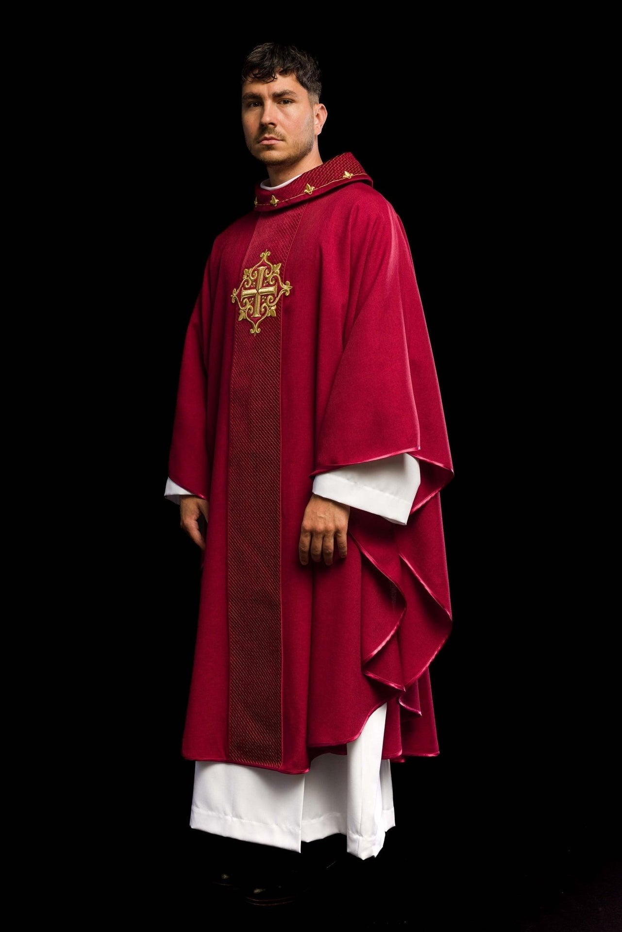 Ornat Aksamitny z Haftowanym Krzyżem Czerwonym - Elegancki Strój Liturgiczny - SZATYLITURGICZNE.PL