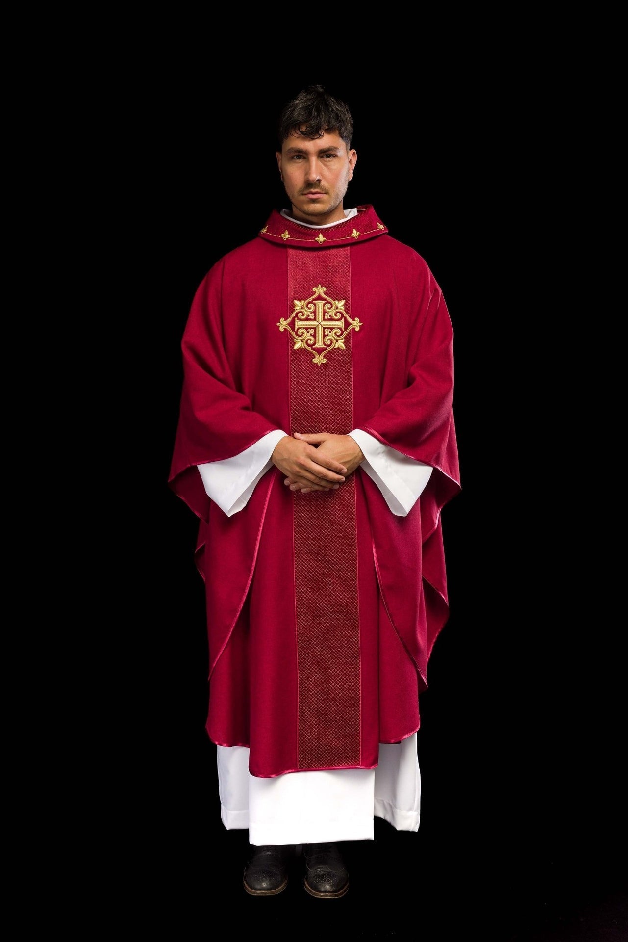 Ornat Aksamitny z Haftowanym Krzyżem Czerwonym - Elegancki Strój Liturgiczny - SZATYLITURGICZNE.PL