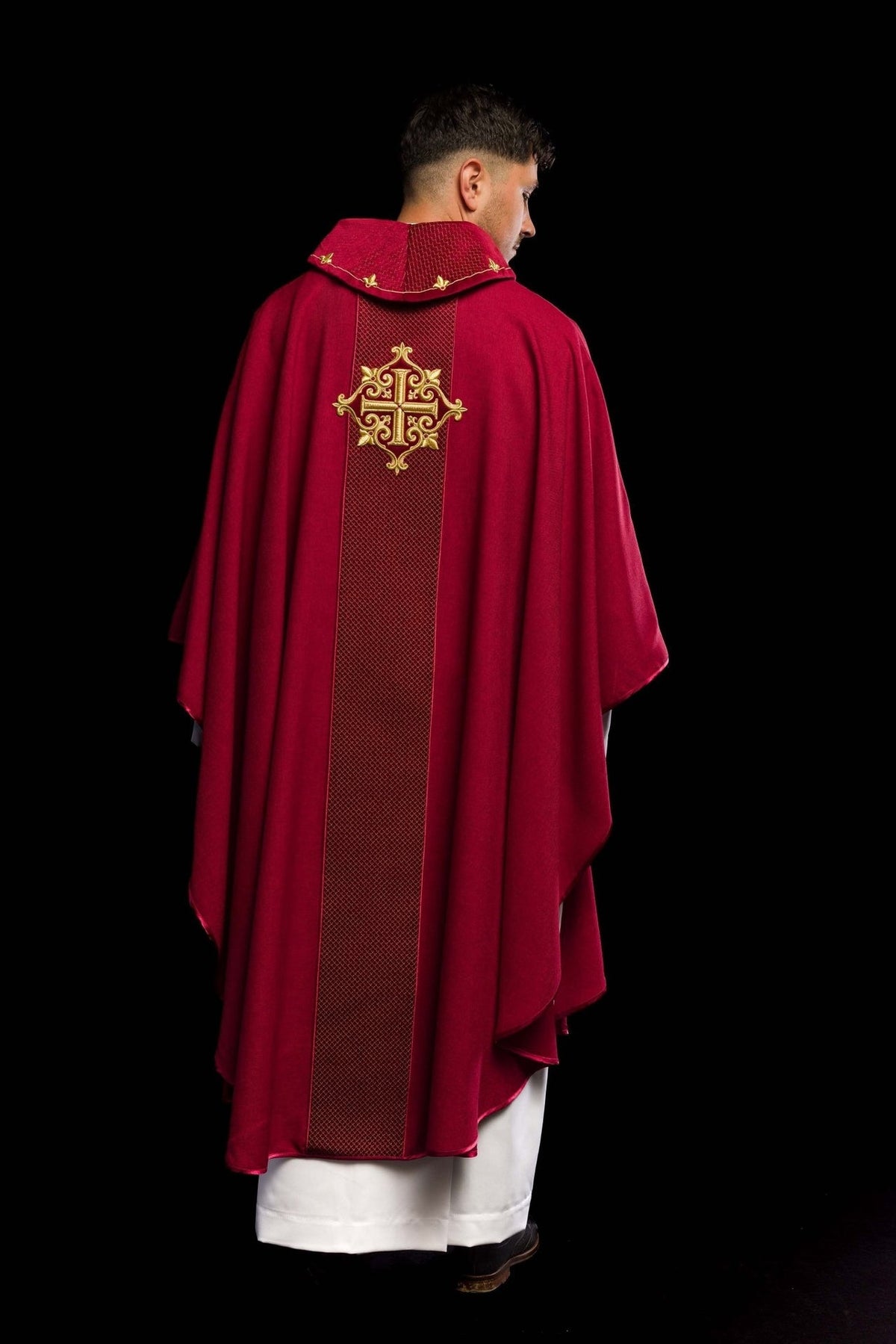 Ornat Aksamitny z Haftowanym Krzyżem Czerwonym - Elegancki Strój Liturgiczny - SZATYLITURGICZNE.PL