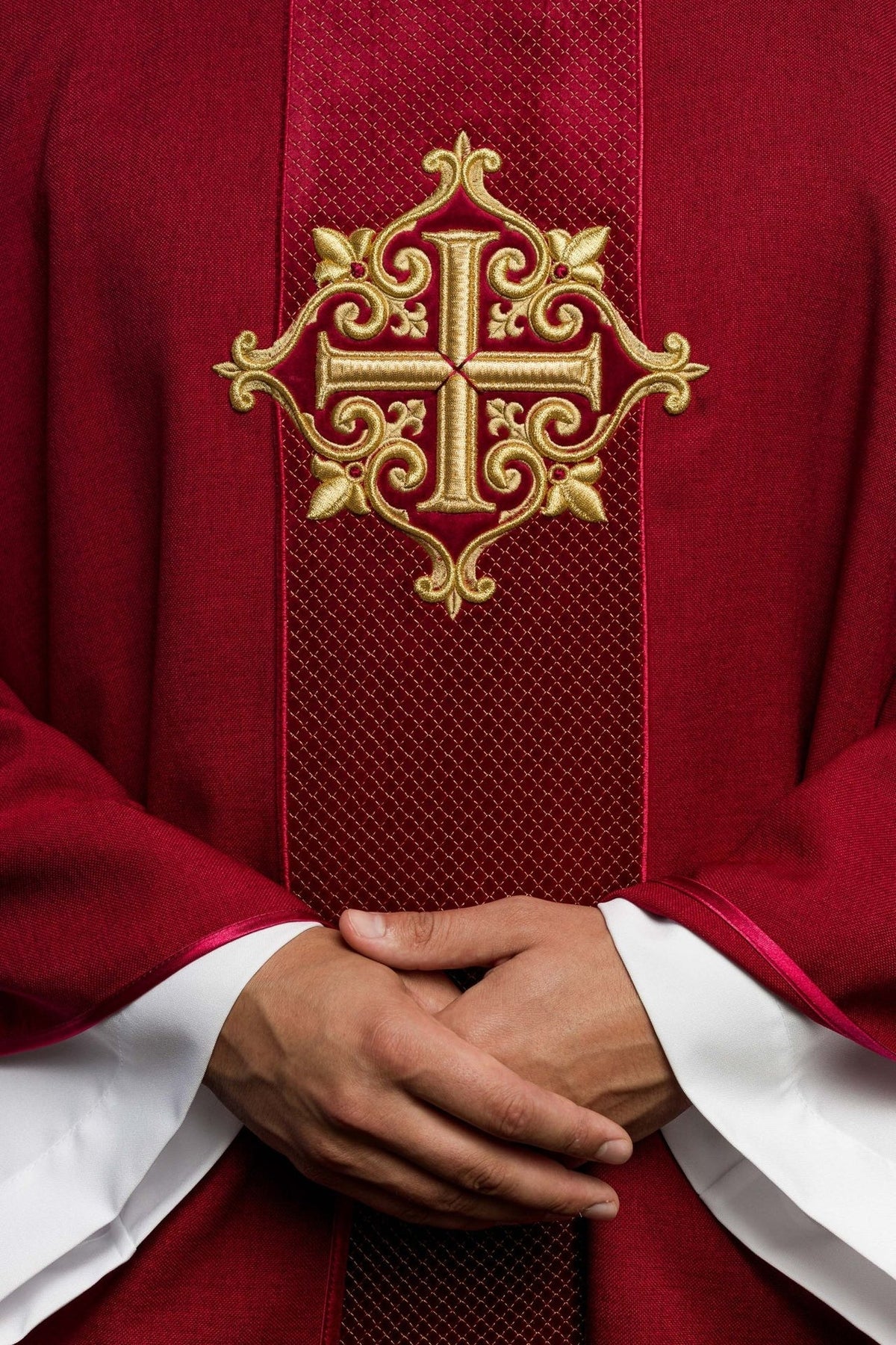 Ornat Aksamitny z Haftowanym Krzyżem Czerwonym - Elegancki Strój Liturgiczny - SZATYLITURGICZNE.PL