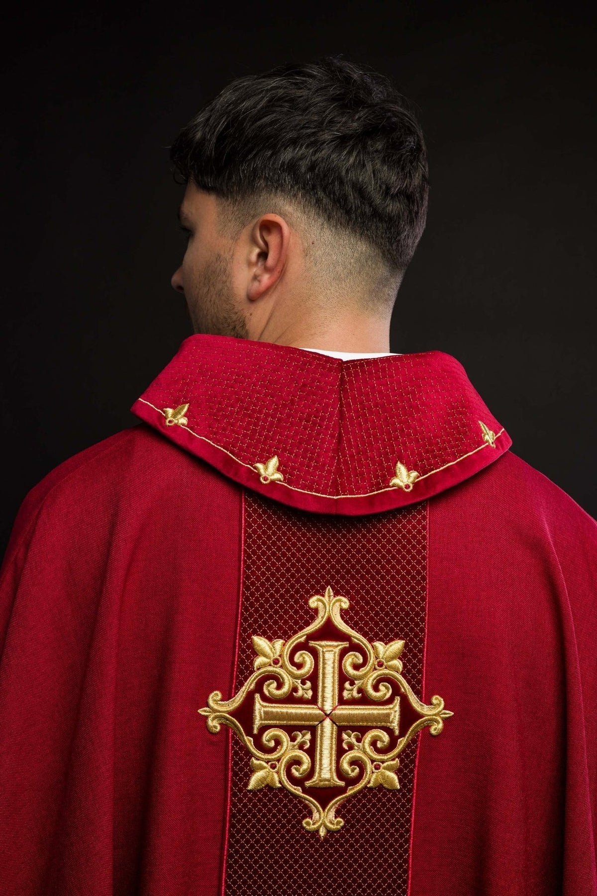 Ornat Aksamitny z Haftowanym Krzyżem Czerwonym - Elegancki Strój Liturgiczny - SZATYLITURGICZNE.PL