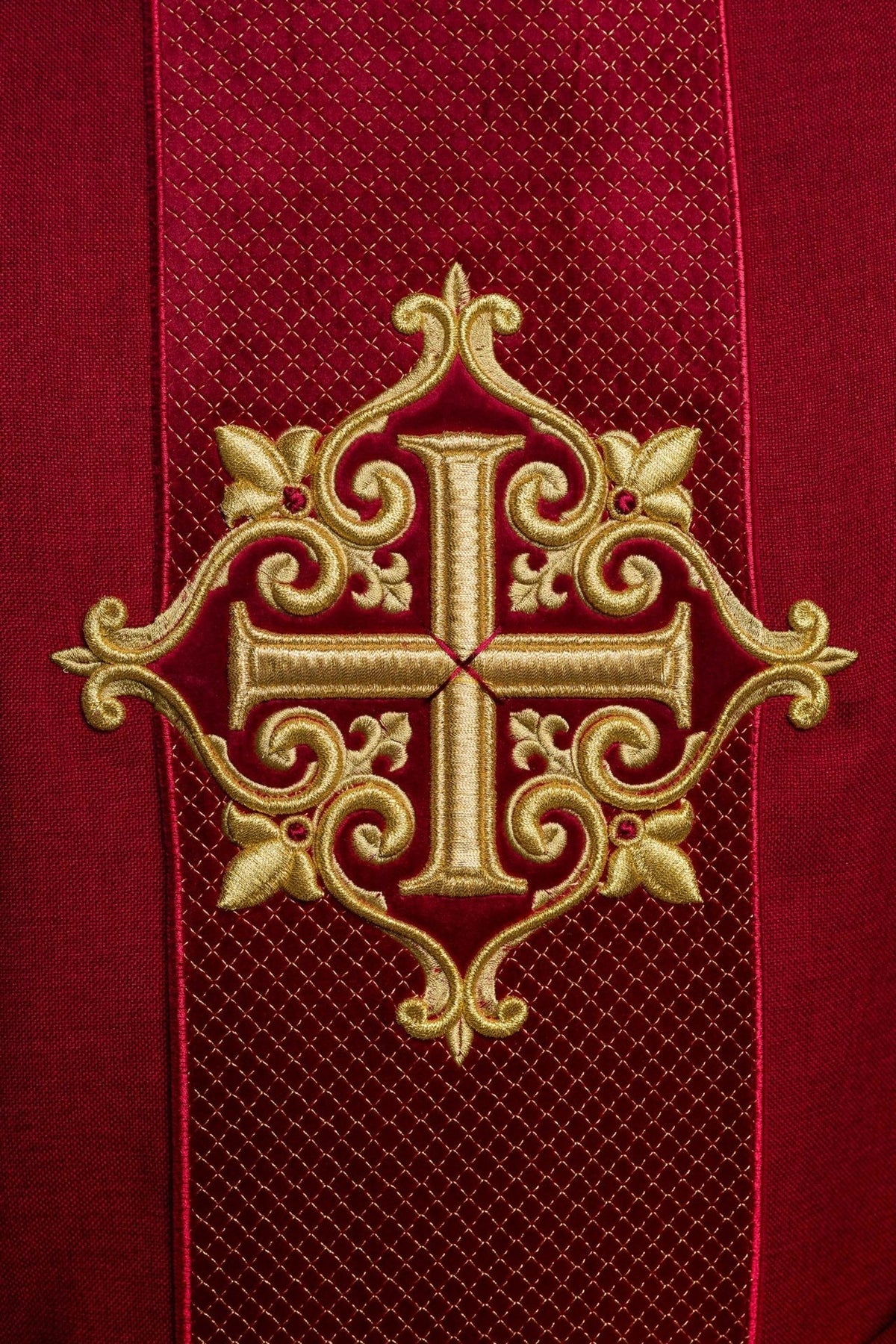 Ornat Aksamitny z Haftowanym Krzyżem Czerwonym - Elegancki Strój Liturgiczny - SZATYLITURGICZNE.PL