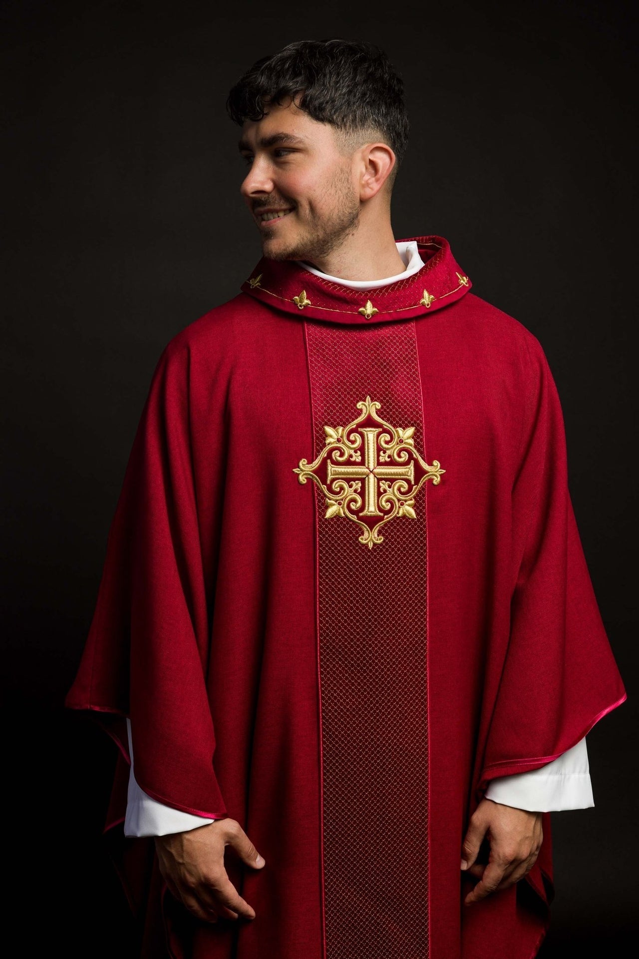 Ornat Aksamitny z Haftowanym Krzyżem Czerwonym - Elegancki Strój Liturgiczny - SZATYLITURGICZNE.PL