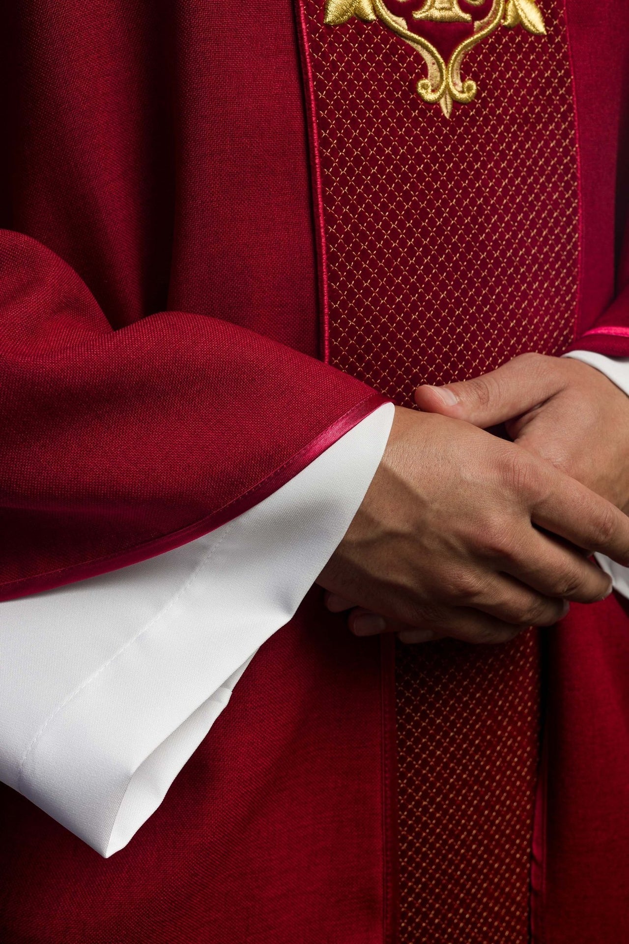 Ornat Aksamitny z Haftowanym Krzyżem Czerwonym - Elegancki Strój Liturgiczny - SZATYLITURGICZNE.PL
