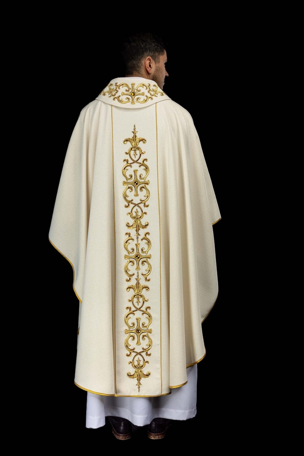 Ornat bogato haftowany z wizerunkiem Matki Bożej Różańcowej - SZATYLITURGICZNE.PL