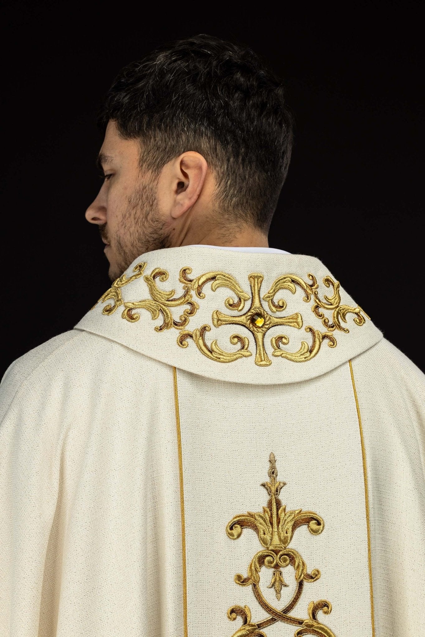 Ornat bogato haftowany z wizerunkiem Matki Bożej Różańcowej - SZATYLITURGICZNE.PL