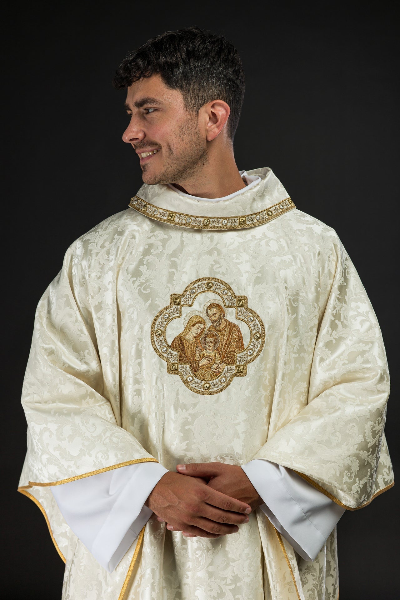 Ornat Bożonarodzeniowy z Haftem Świętej Rodziny Złoty - SZATYLITURGICZNE.PL