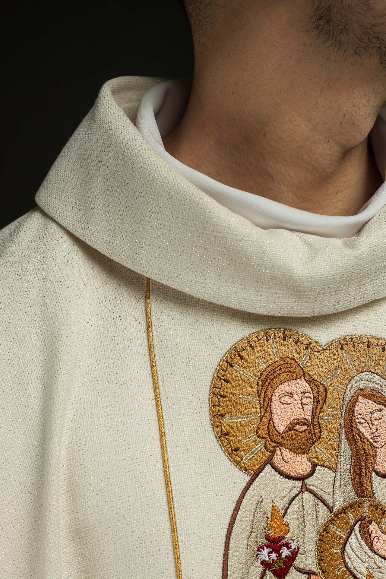 Ornat Bożonarodzeniowy ze Świętą Rodziną - Złota Tkanina i Haft - SZATYLITURGICZNE.PL