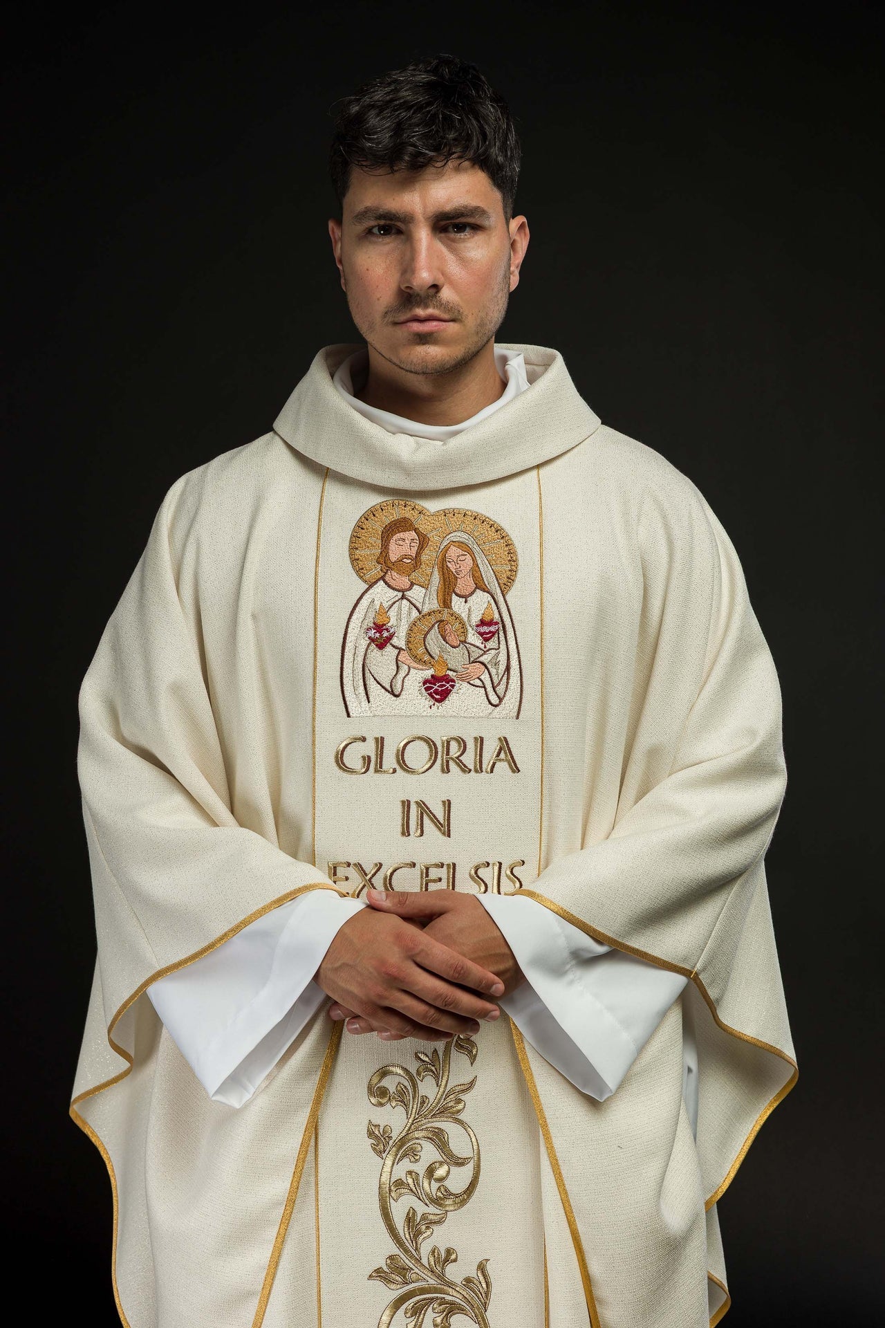 Ornat Bożonarodzeniowy ze Świętą Rodziną - Złota Tkanina i Haft - SZATYLITURGICZNE.PL