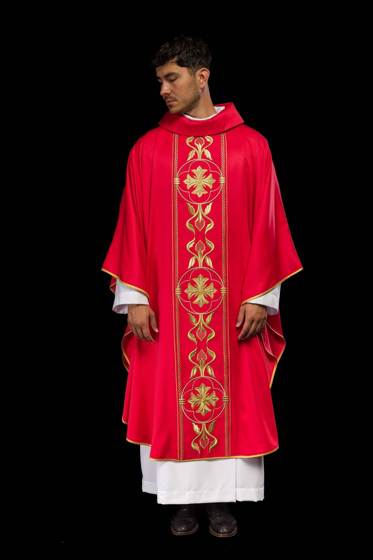 Ornat Czerwony Haftowany Złotą Rozetą - Polski Produkt - SZATYLITURGICZNE.PL