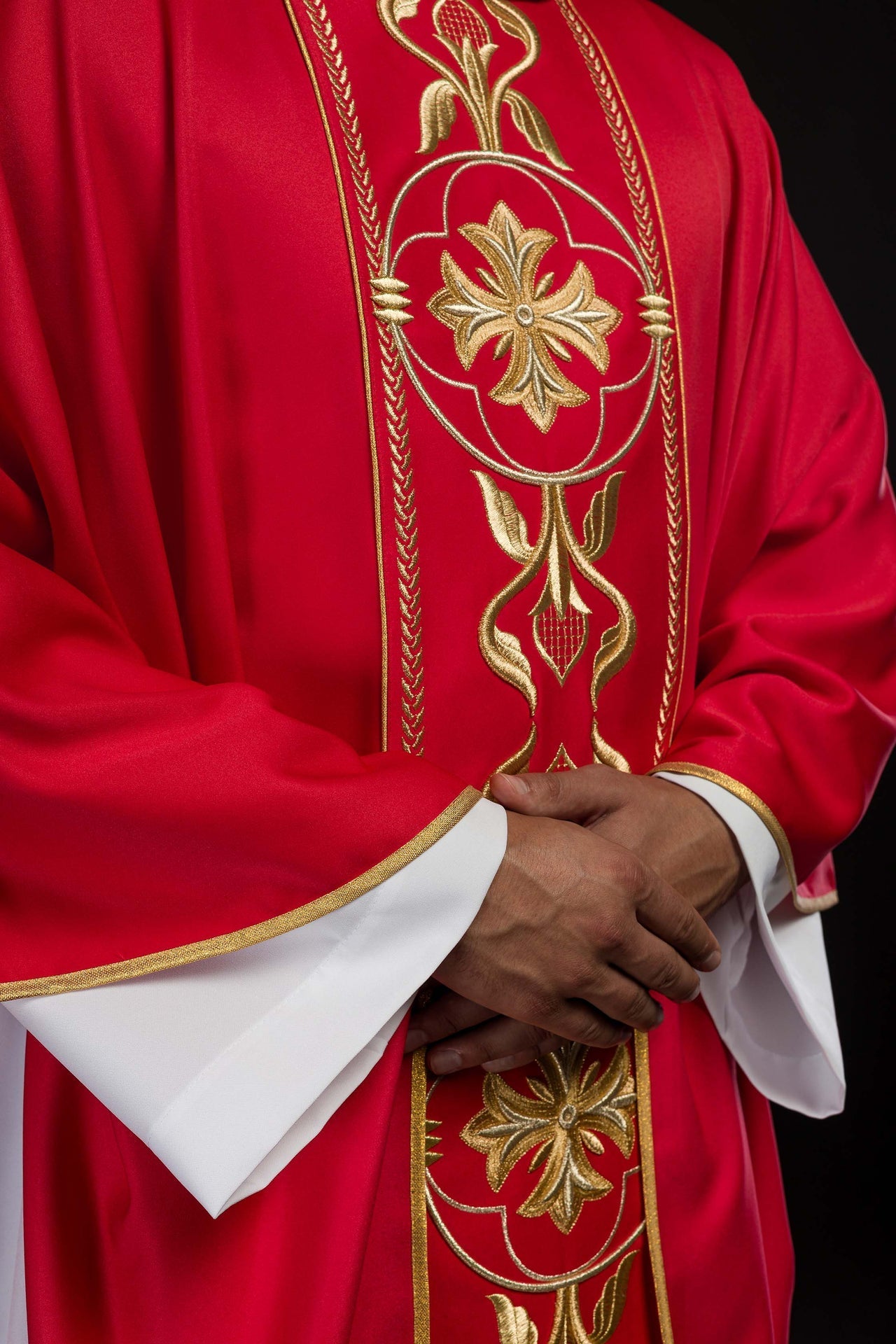 Ornat Czerwony Haftowany Złotą Rozetą - Polski Produkt - SZATYLITURGICZNE.PL