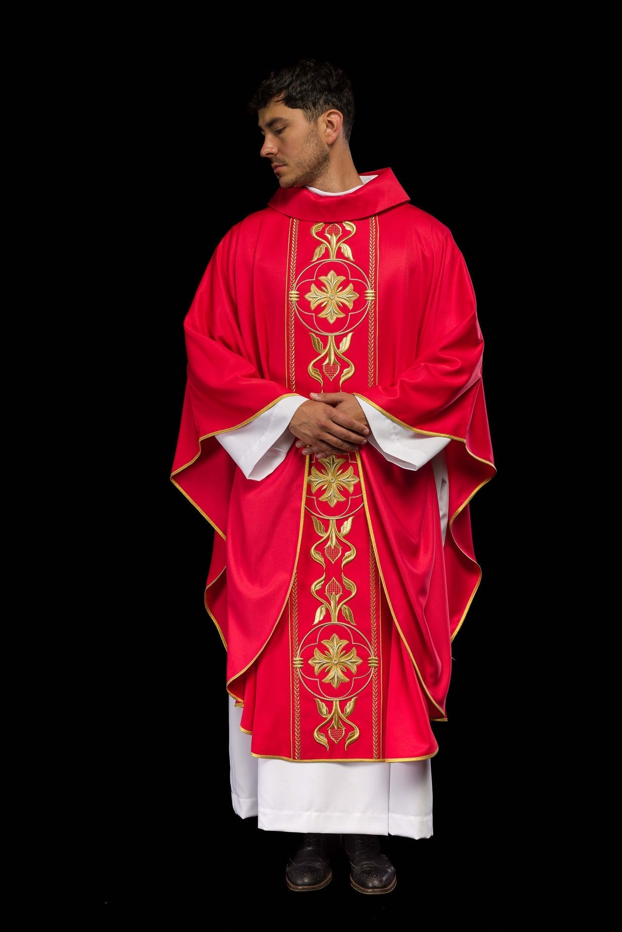Ornat Czerwony Haftowany Złotą Rozetą - Polski Produkt - SZATYLITURGICZNE.PL