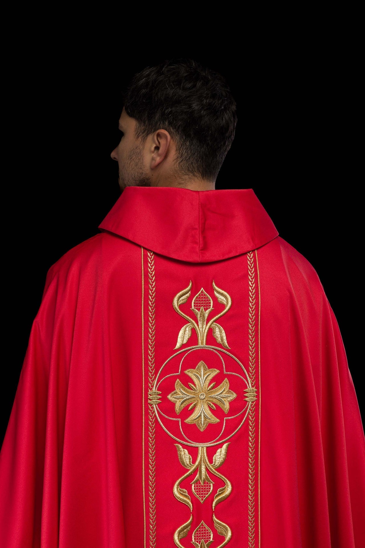 Ornat Czerwony Haftowany Złotą Rozetą - Polski Produkt - SZATYLITURGICZNE.PL