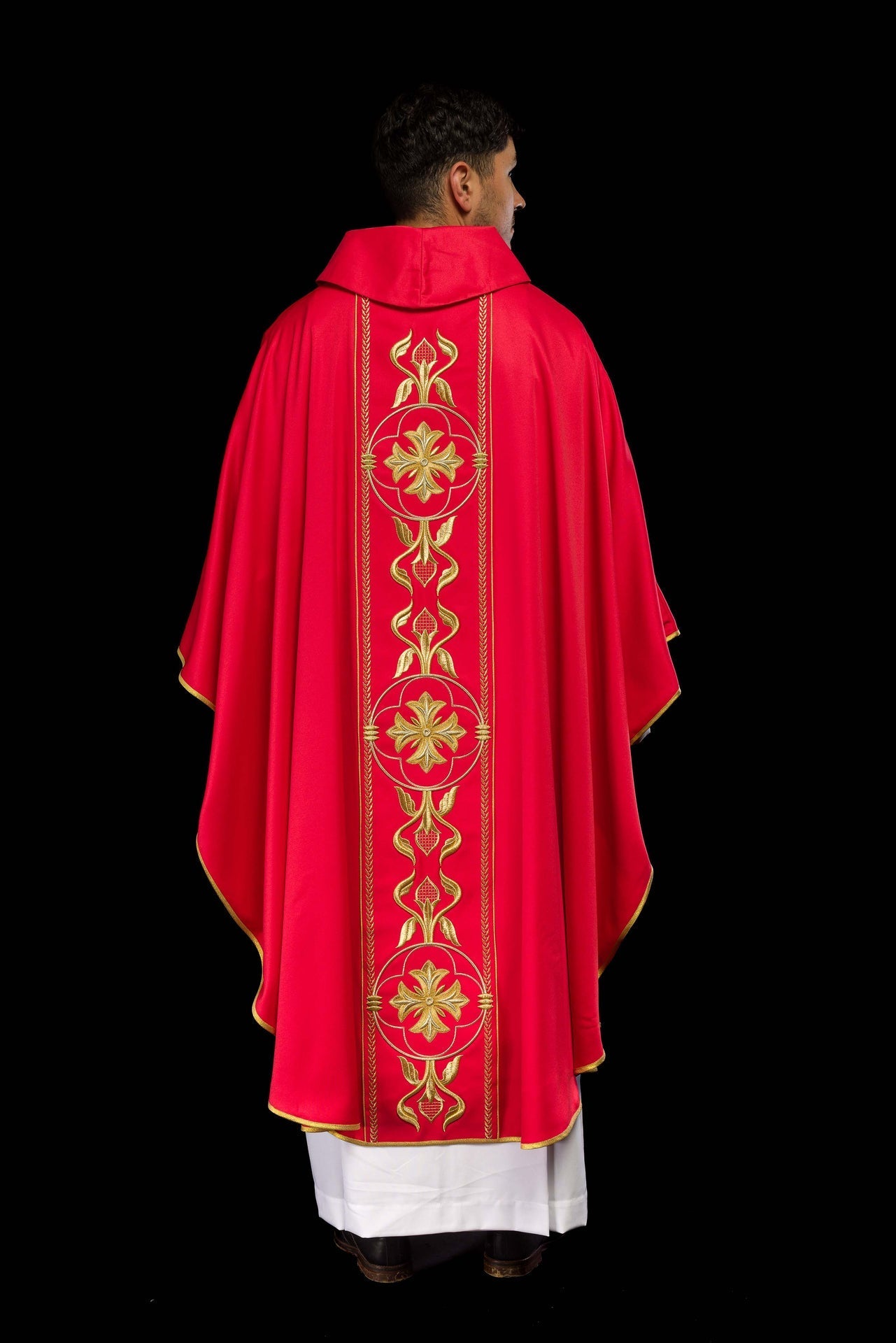 Ornat Czerwony Haftowany Złotą Rozetą - Polski Produkt - SZATYLITURGICZNE.PL
