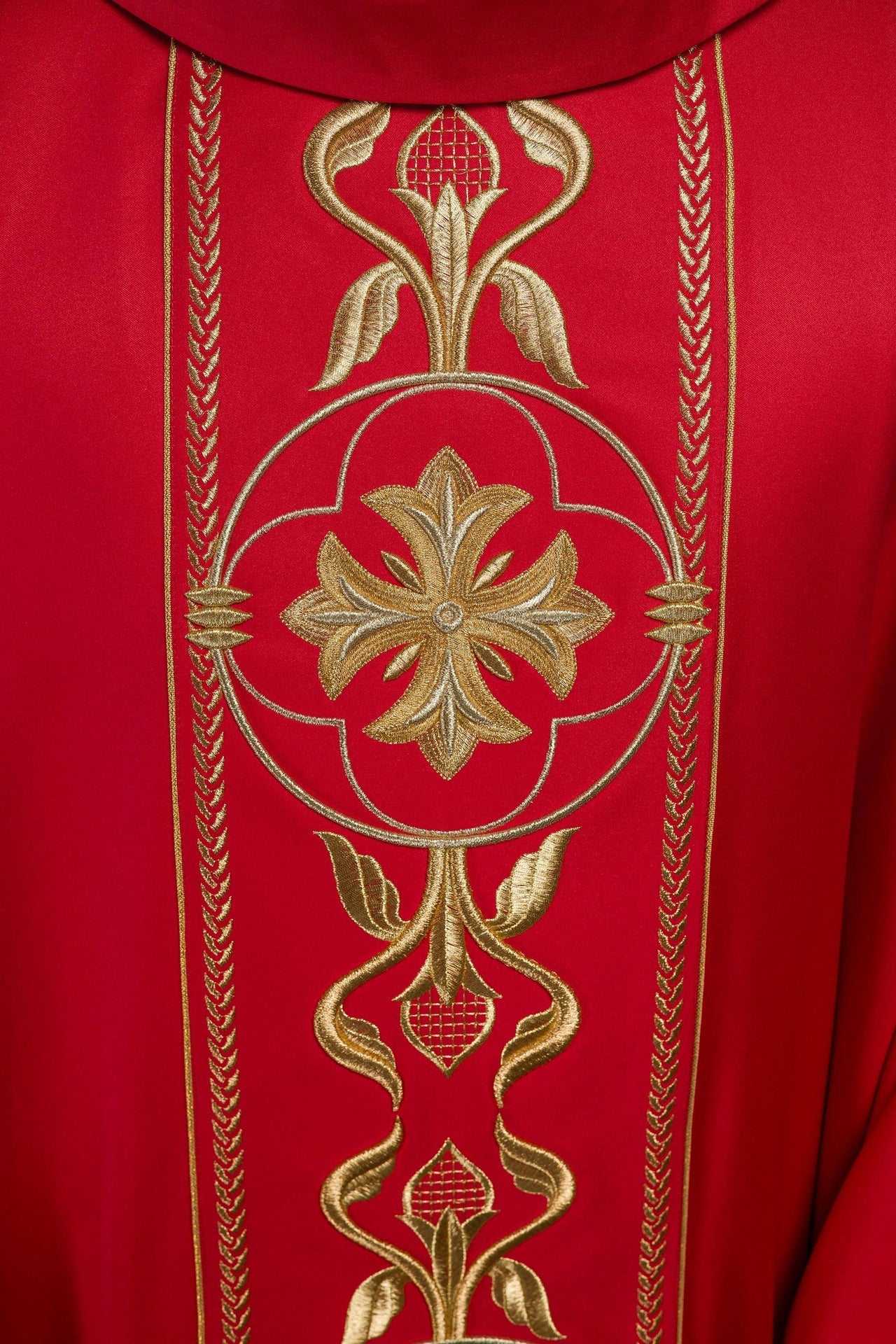 Ornat Czerwony Haftowany Złotą Rozetą - Polski Produkt - SZATYLITURGICZNE.PL