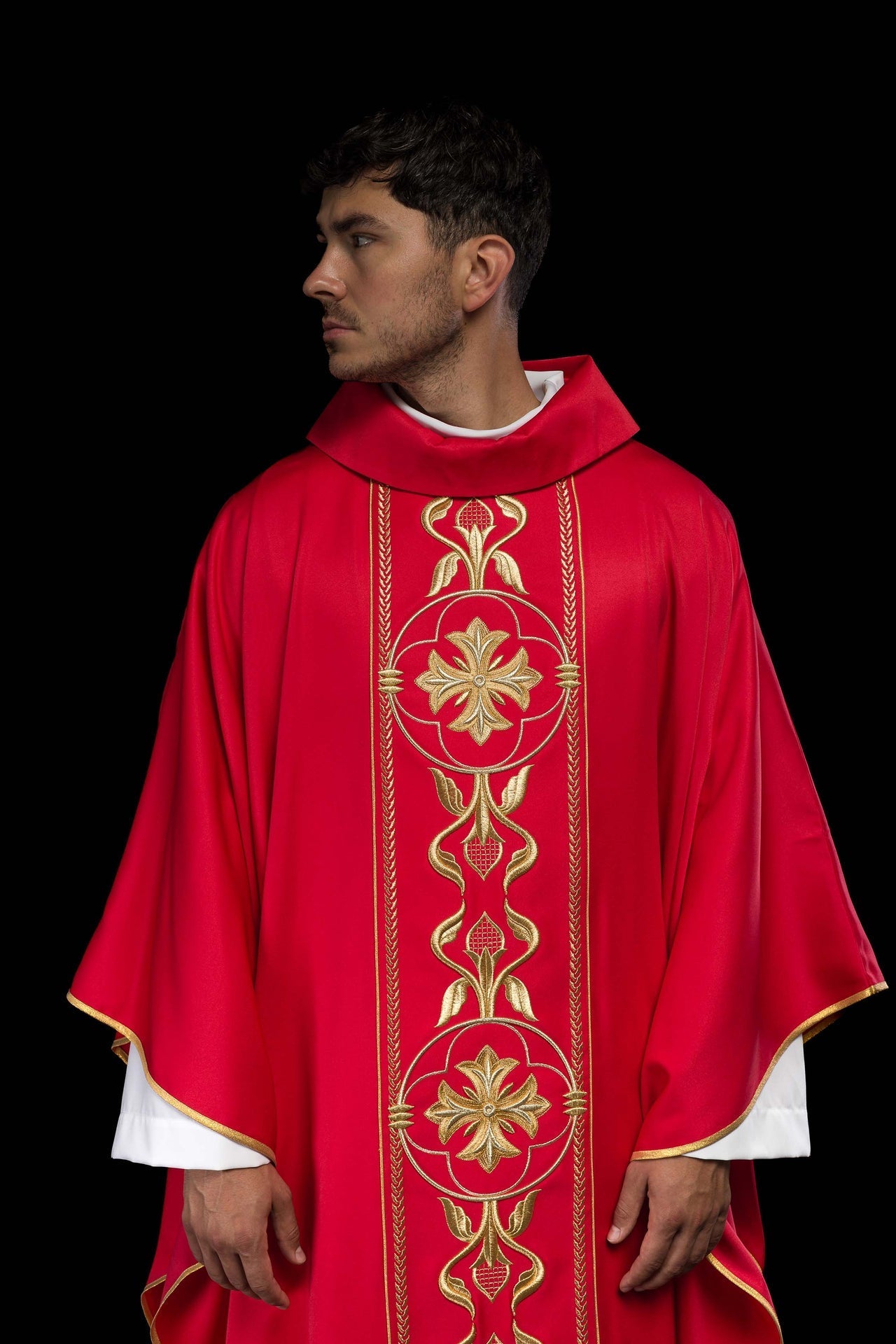 Ornat Czerwony Haftowany Złotą Rozetą - Polski Produkt - SZATYLITURGICZNE.PL