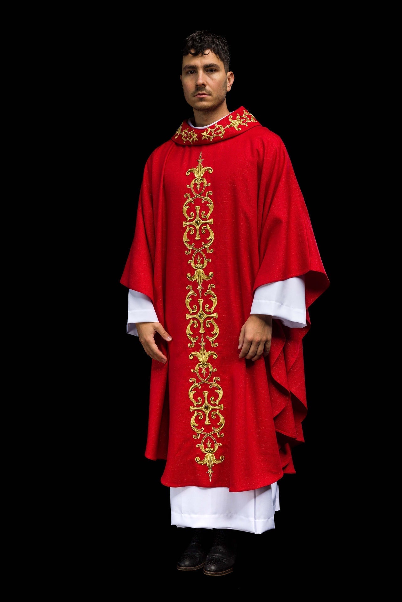Ornat Czerwony Haftowany Złotem i Kamieniami - Polski Produkt - SZATYLITURGICZNE.PL