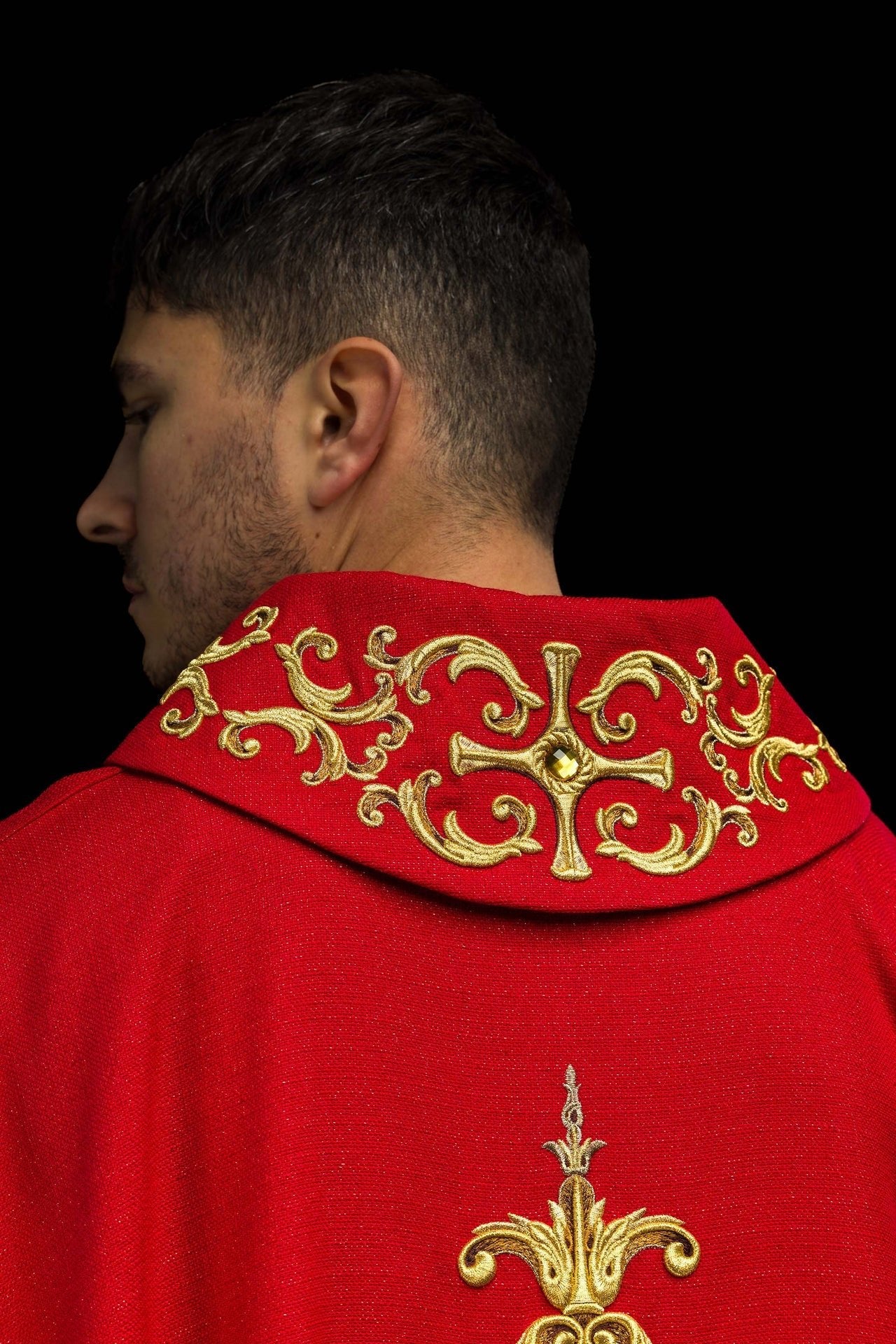 Ornat Czerwony Haftowany Złotem i Kamieniami - Polski Produkt - SZATYLITURGICZNE.PL