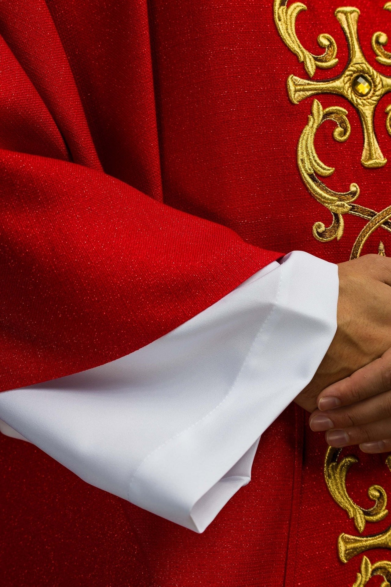 Ornat Czerwony Haftowany Złotem i Kamieniami - Polski Produkt - SZATYLITURGICZNE.PL