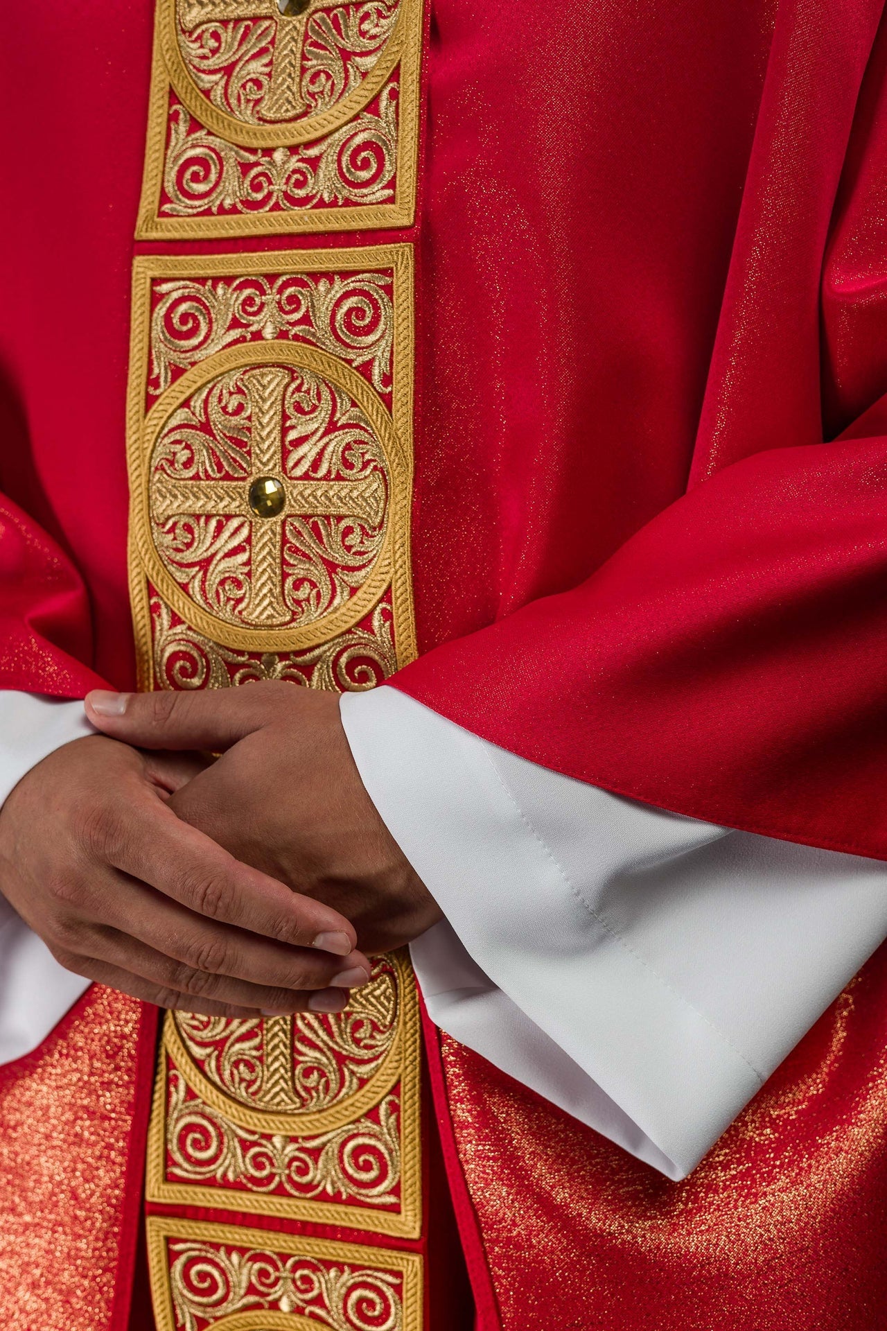 Ornat Czerwony z Haftem i Kamieniami Fasetowanymi - Polski Produkt - SZATYLITURGICZNE.PL