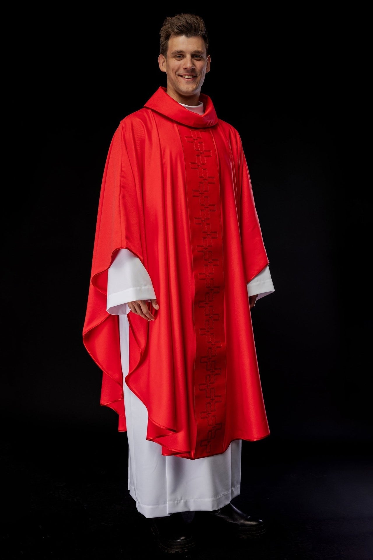 Ornat Czerwony z Haftem Krzyży - Elegancki Strój Liturgiczny - SZATYLITURGICZNE.PL