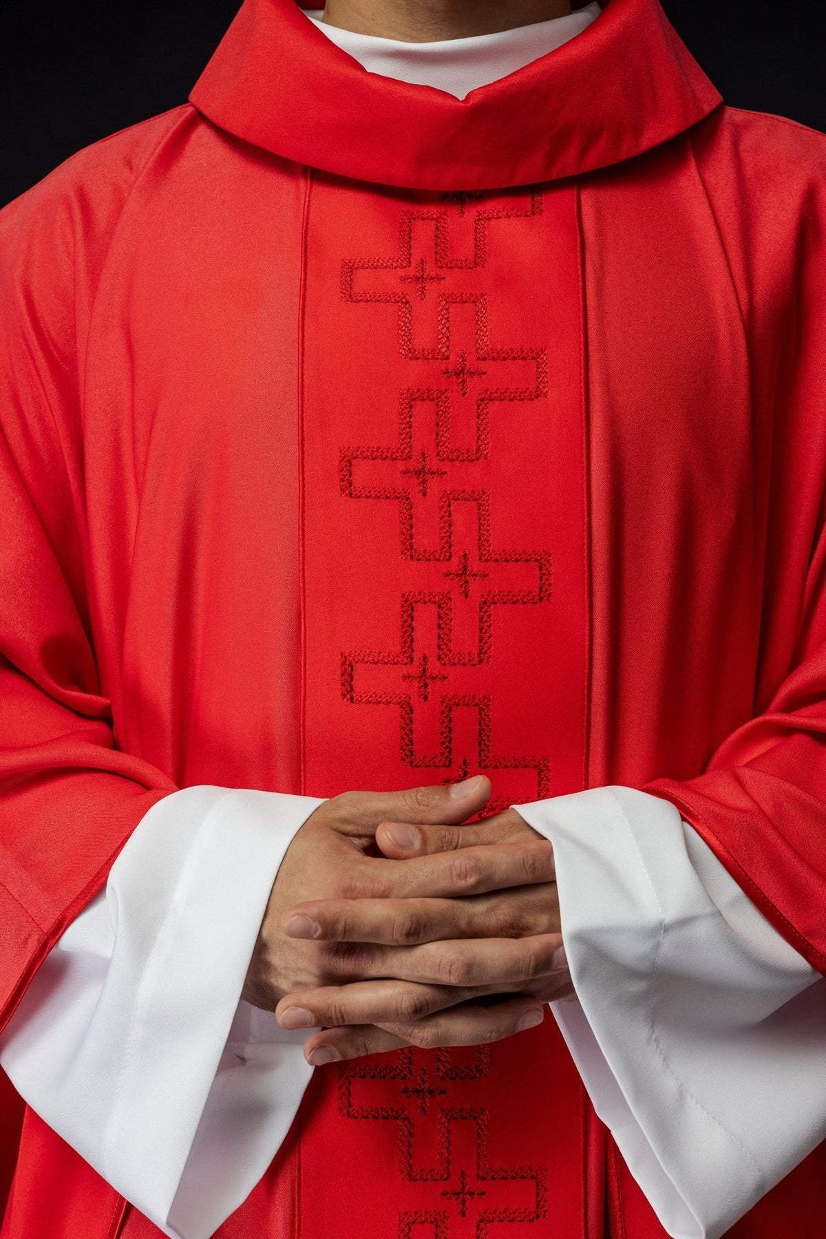 Ornat Czerwony z Haftem Krzyży - Elegancki Strój Liturgiczny - SZATYLITURGICZNE.PL