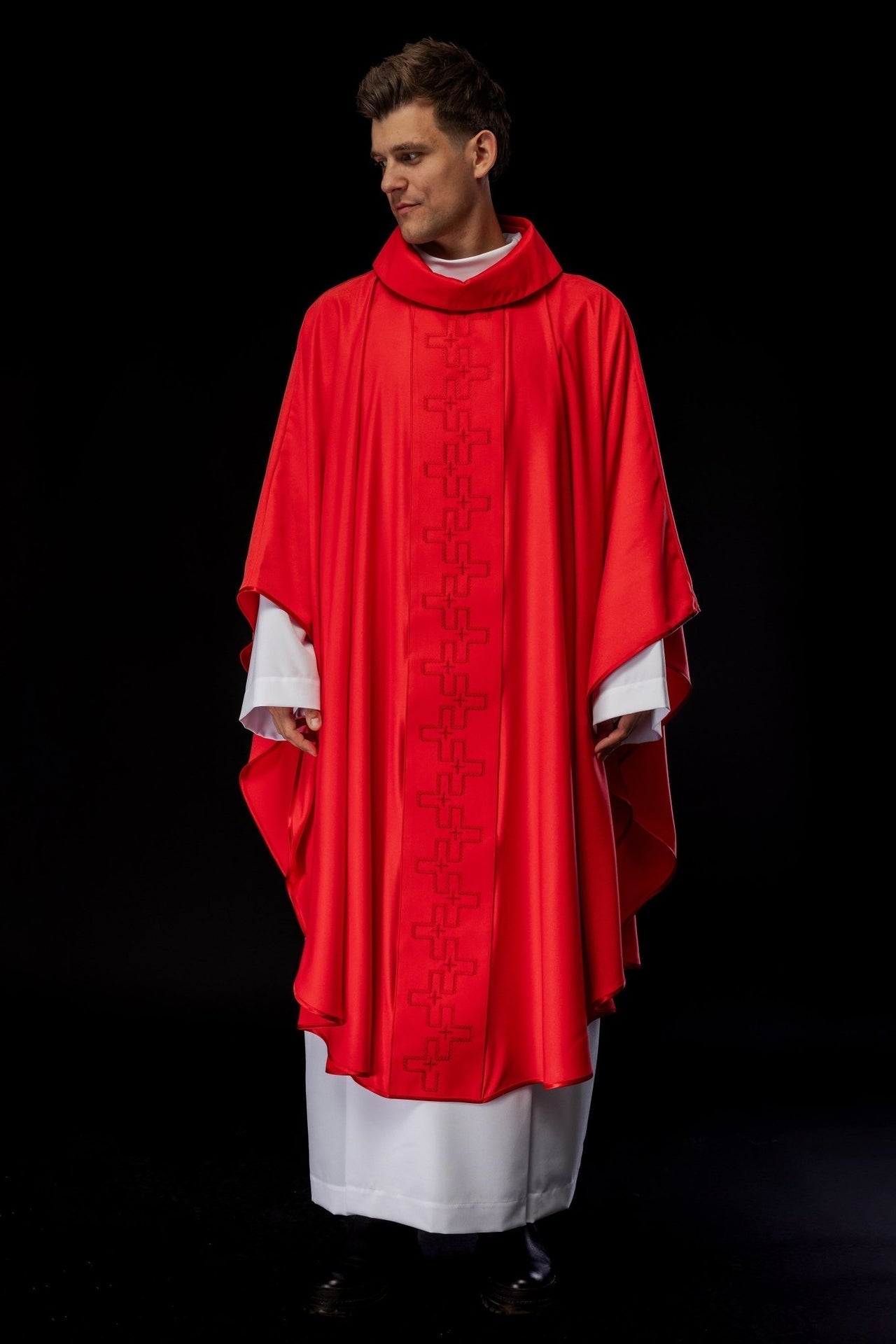 Ornat Czerwony z Haftem Krzyży - Elegancki Strój Liturgiczny - SZATYLITURGICZNE.PL