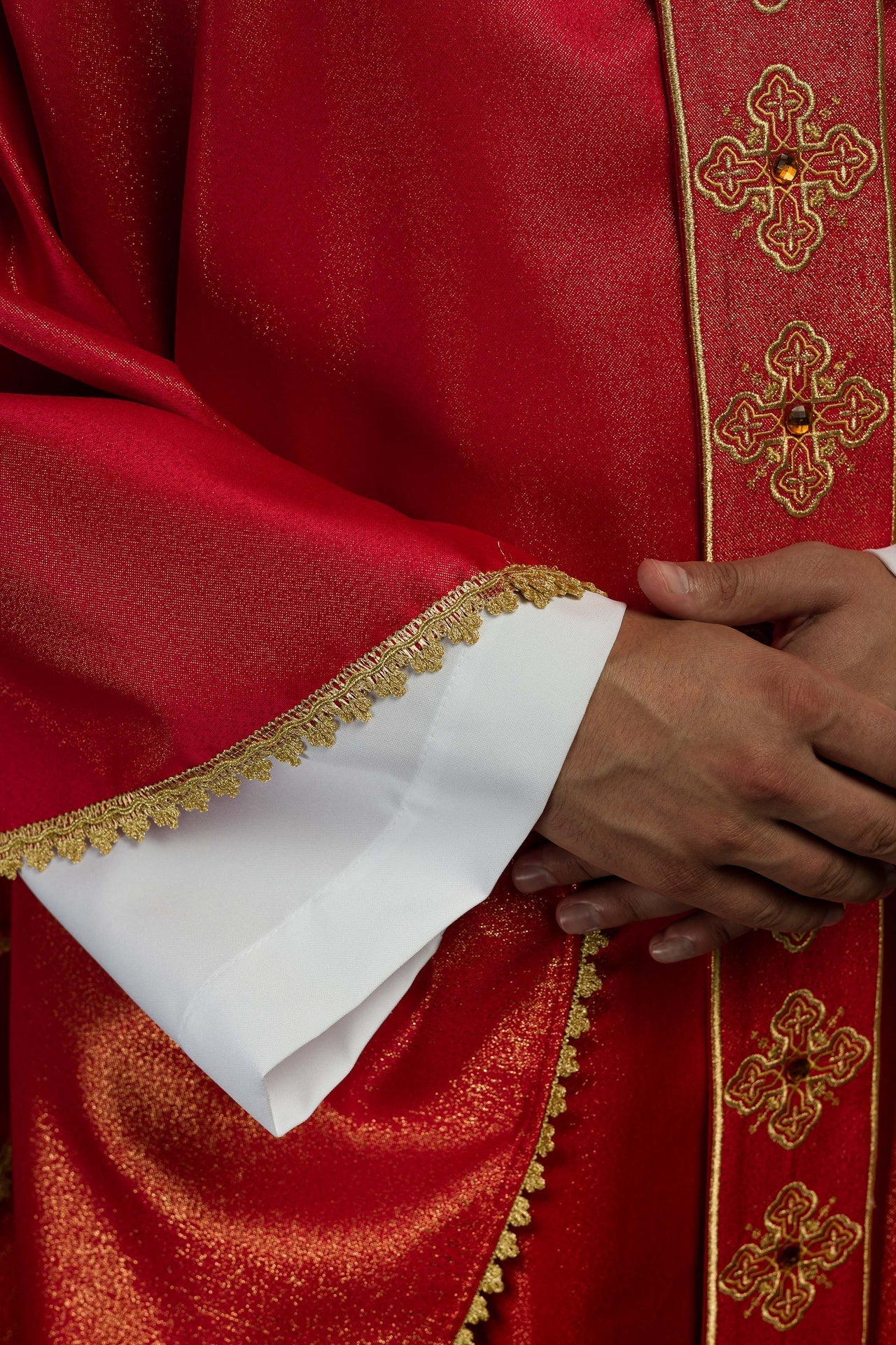 Ornat Czerwony z Haftem Krzyży i Kamieniami - Elegancki Strój Liturgiczny - SZATYLITURGICZNE.PL