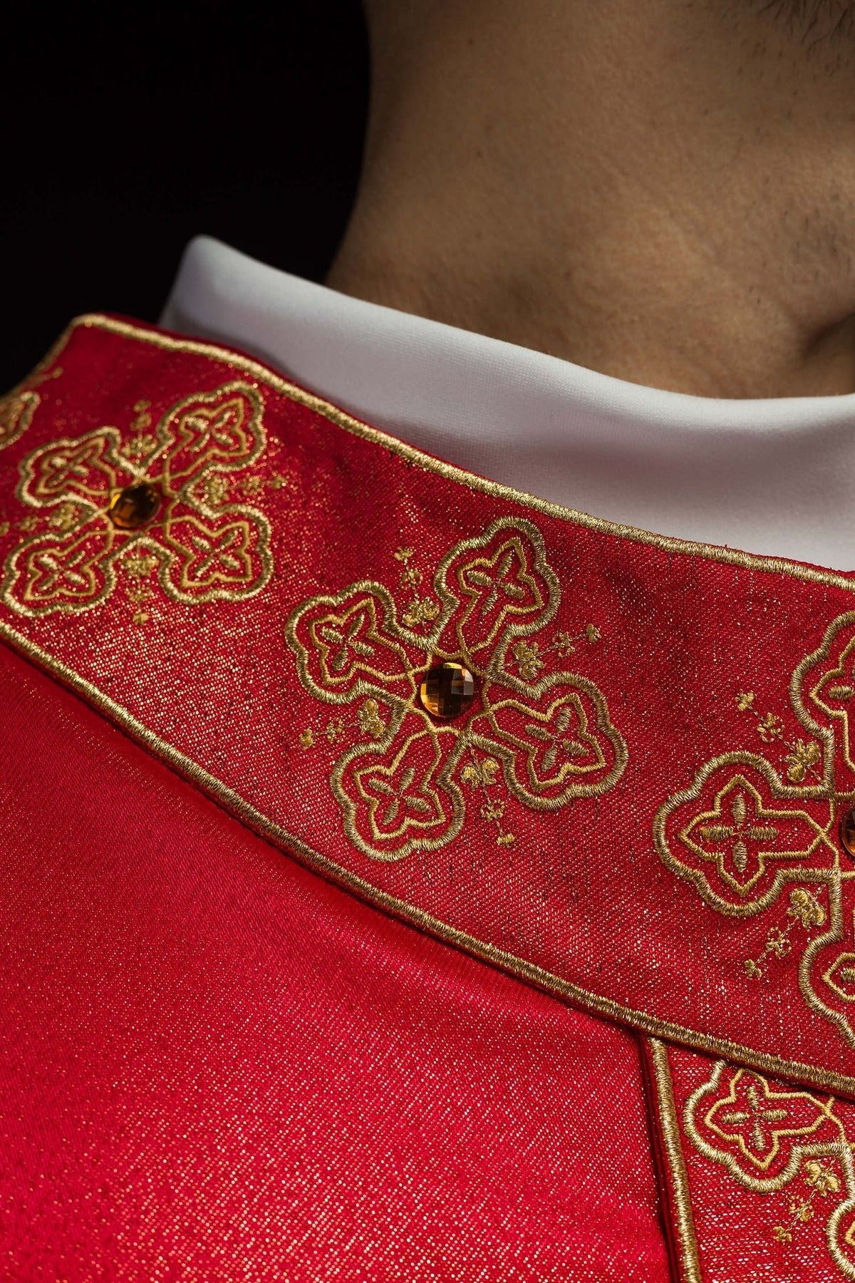 Ornat Czerwony z Haftem Krzyży i Kamieniami - Elegancki Strój Liturgiczny - SZATYLITURGICZNE.PL