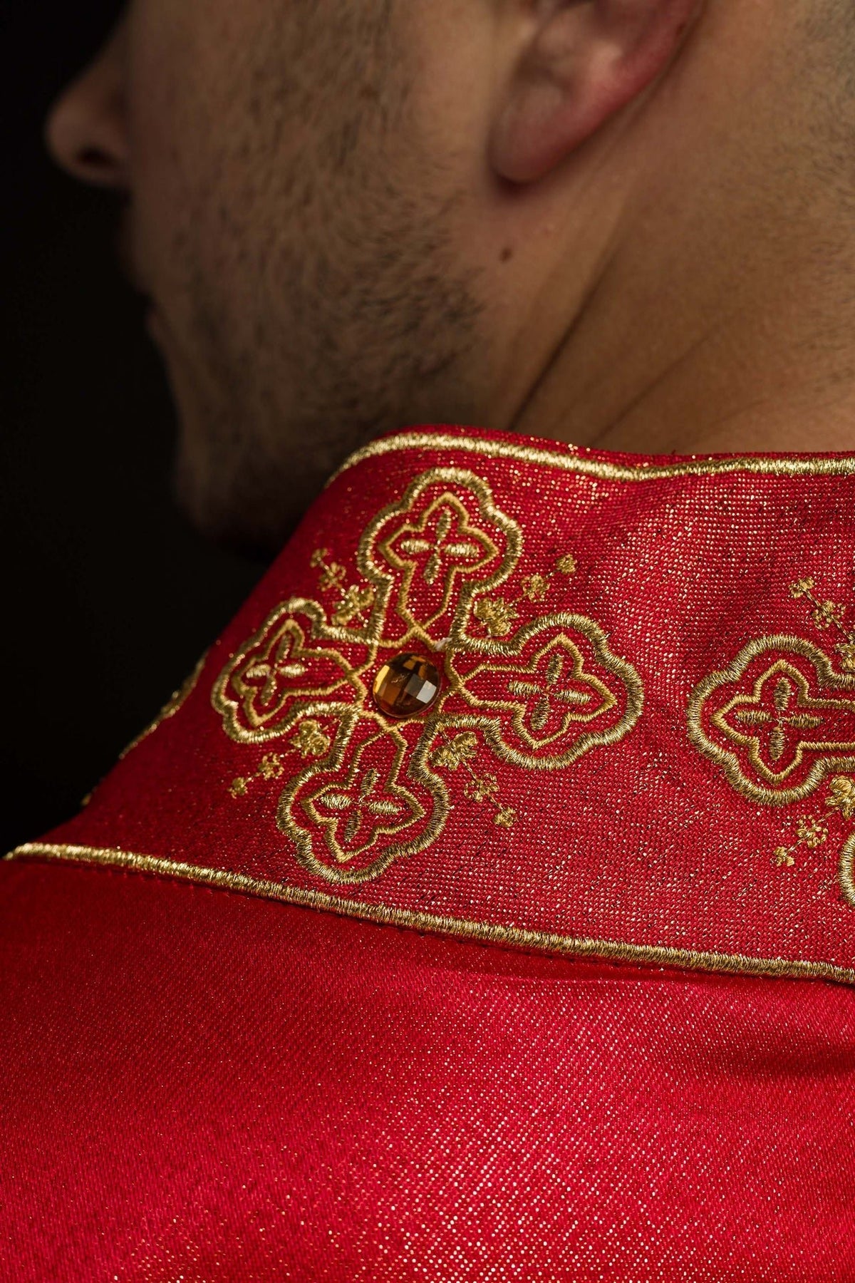 Ornat Czerwony z Haftem Krzyży i Kamieniami - Elegancki Strój Liturgiczny - SZATYLITURGICZNE.PL