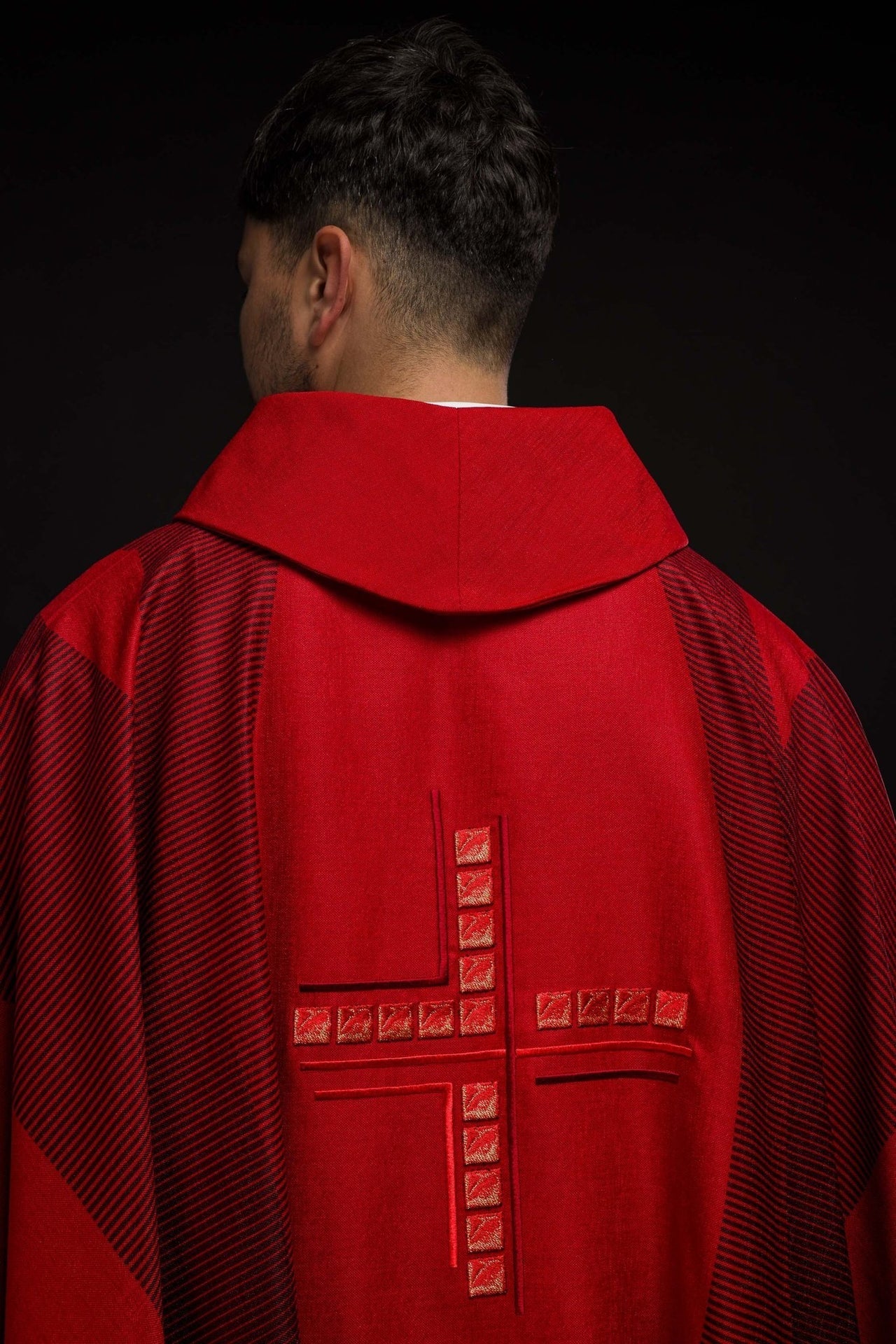Ornat Czerwony z Haftowanym Krzyżem - Elegancki Strój Liturgiczny - SZATYLITURGICZNE.PL
